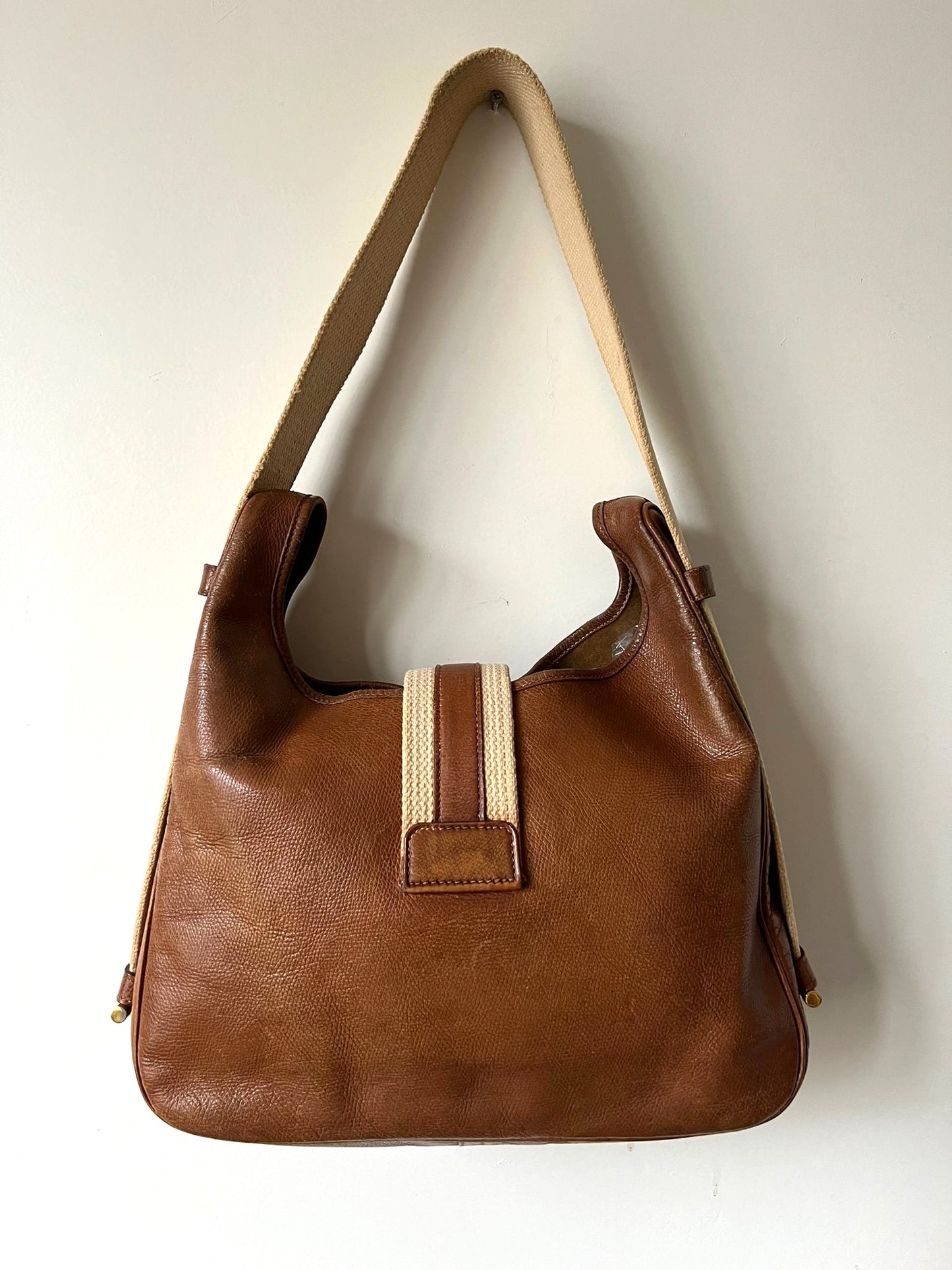 Hermès sac à main modèle Tsako en cuir et toile camel