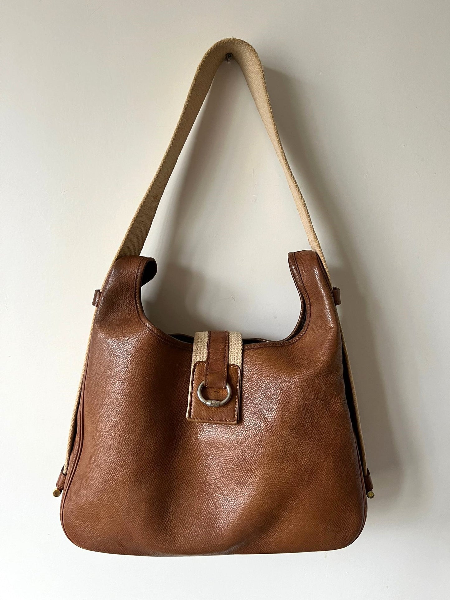 Hermès sac à main modèle Tsako en cuir et toile camel