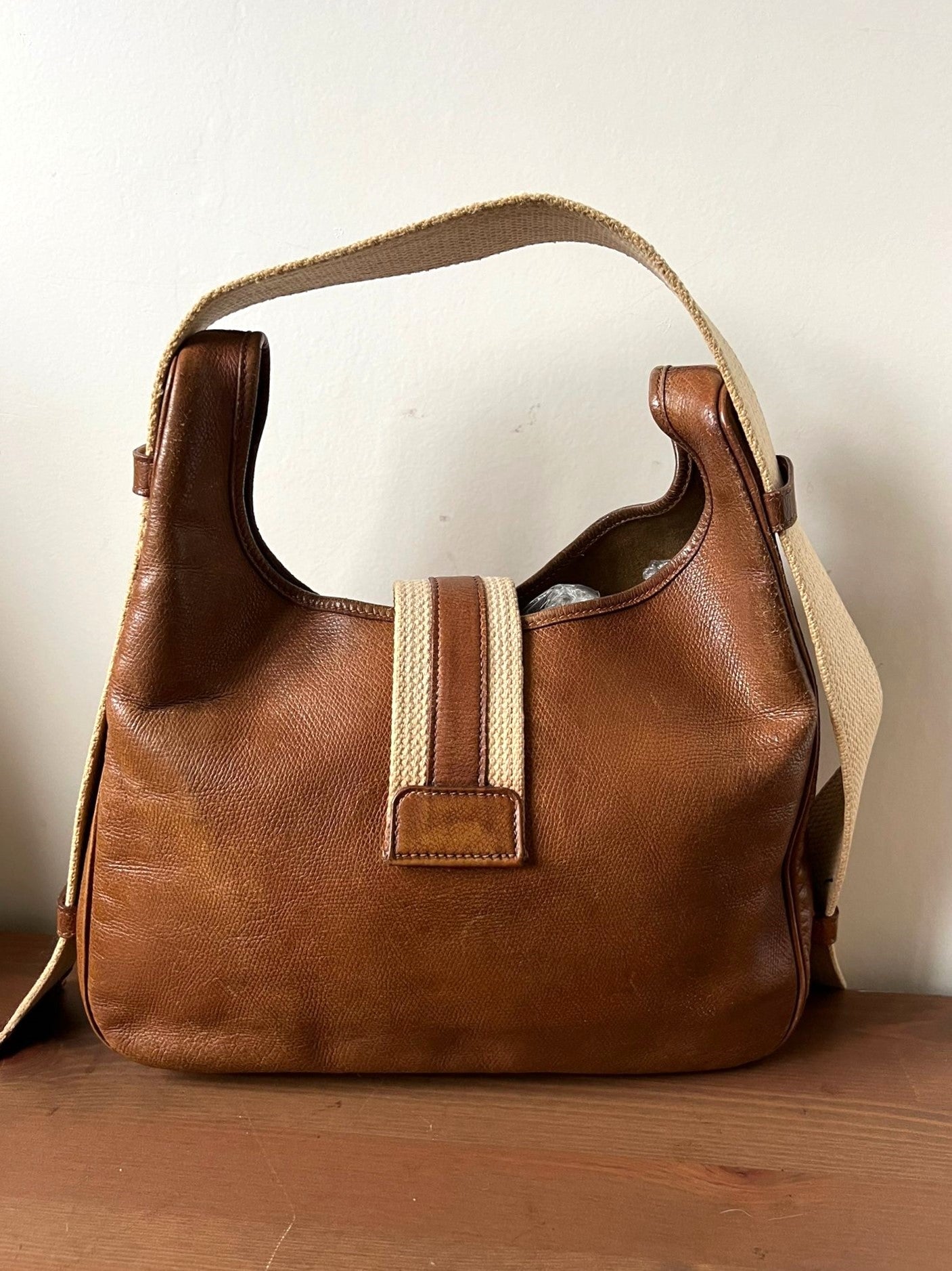 Hermès sac à main modèle Tsako en cuir et toile camel