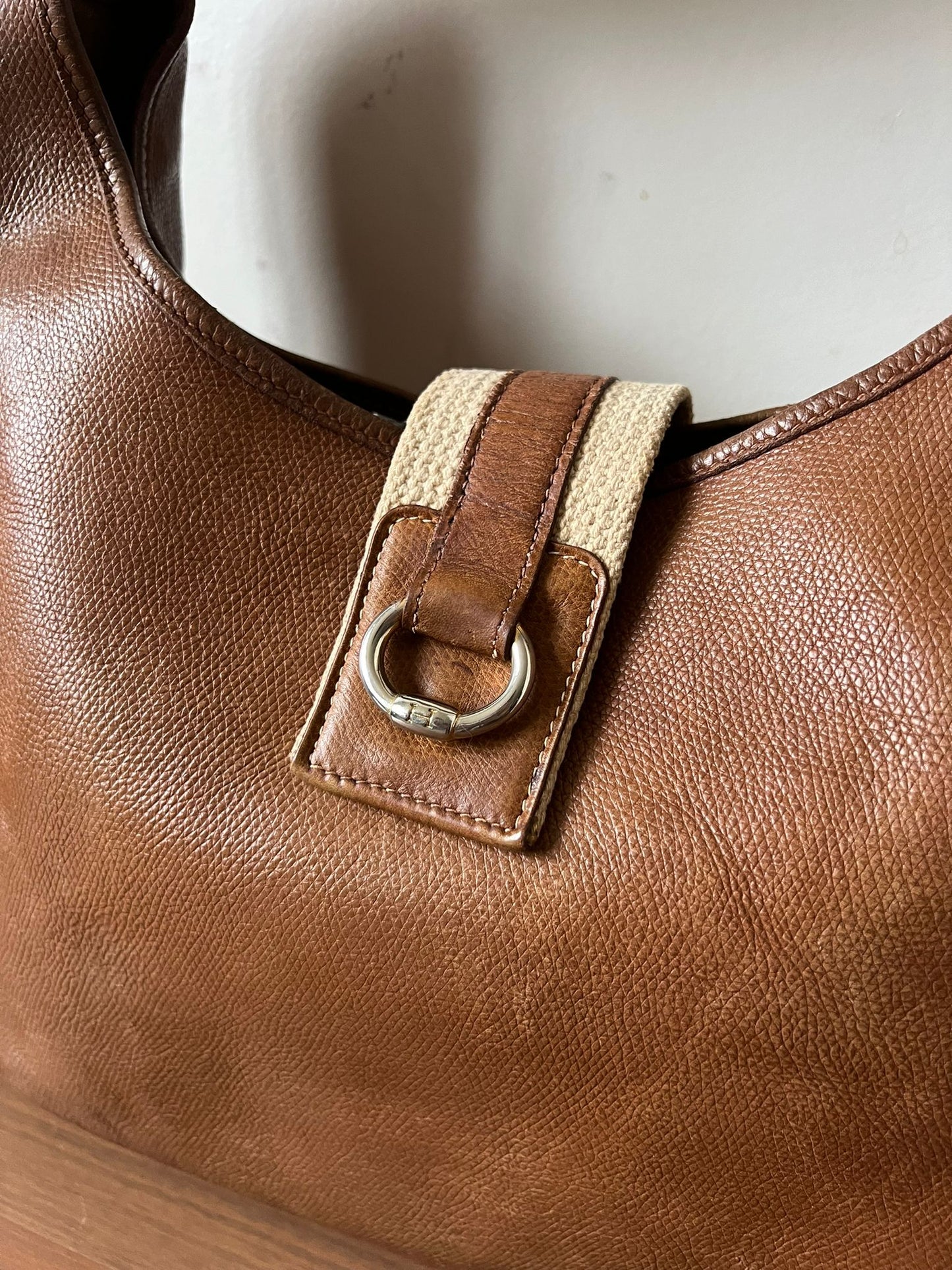 Hermès sac à main modèle Tsako en cuir et toile camel