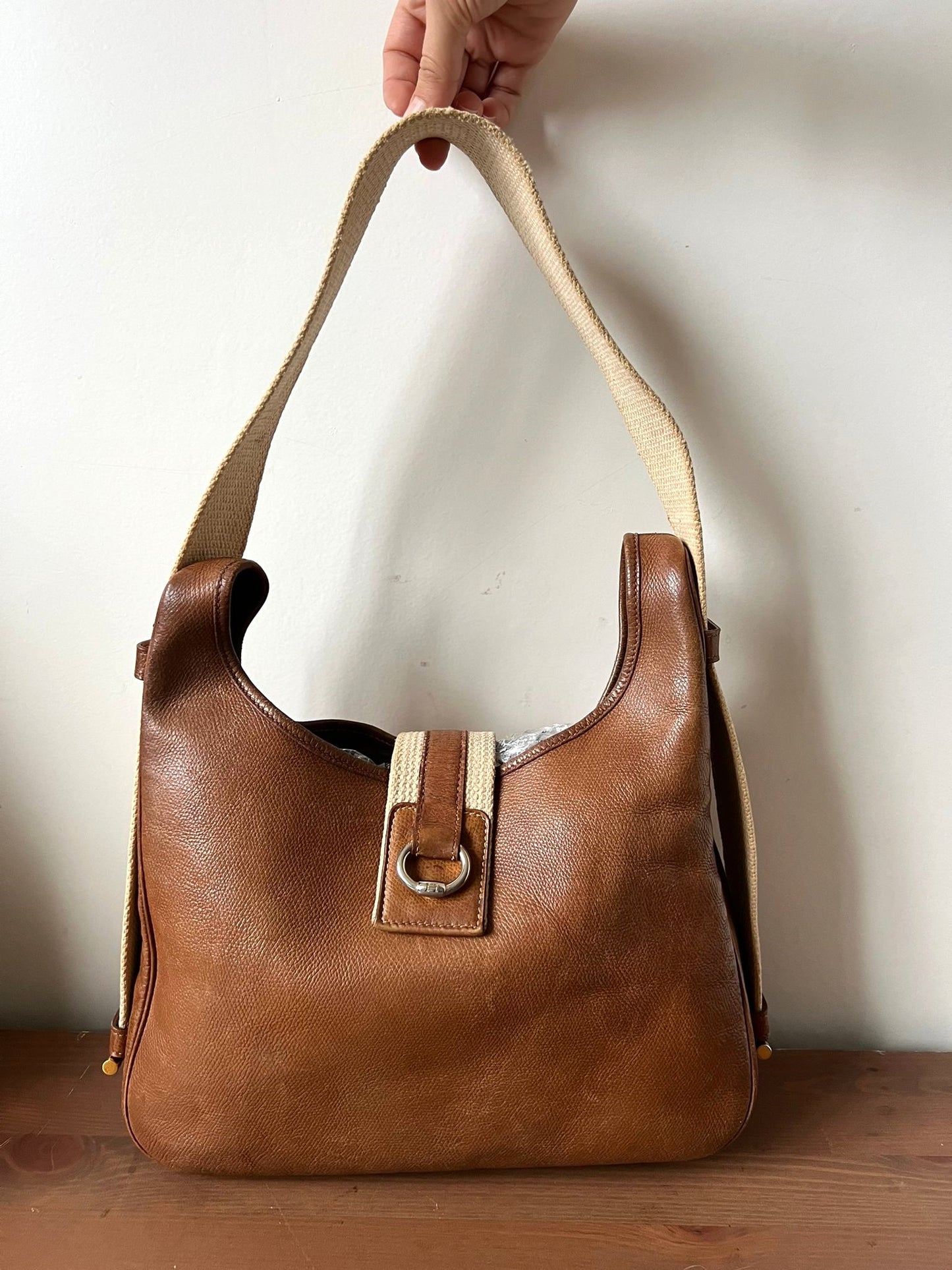 Hermès sac à main modèle Tsako en cuir et toile camel