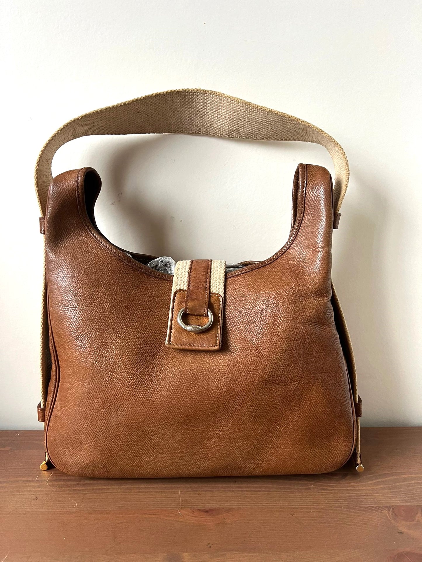 Hermès sac à main modèle Tsako en cuir et toile camel