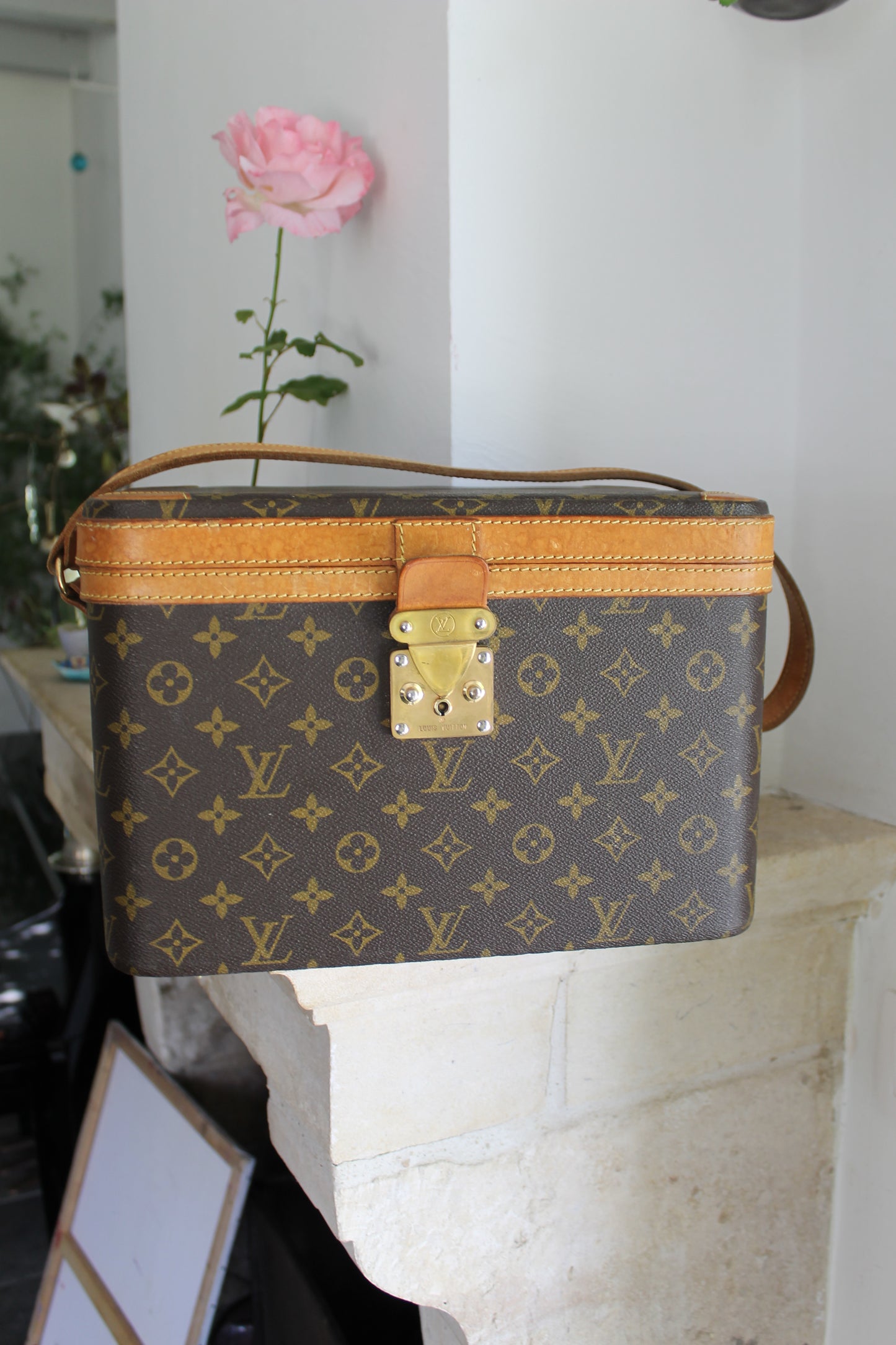 Louis Vuitton vanity rigide en toile et cuir vintage