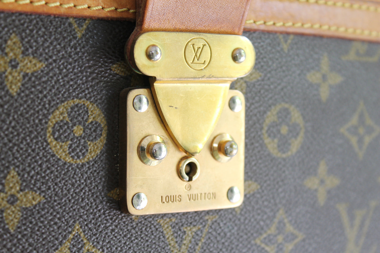 Louis Vuitton vanity rigide en toile et cuir vintage