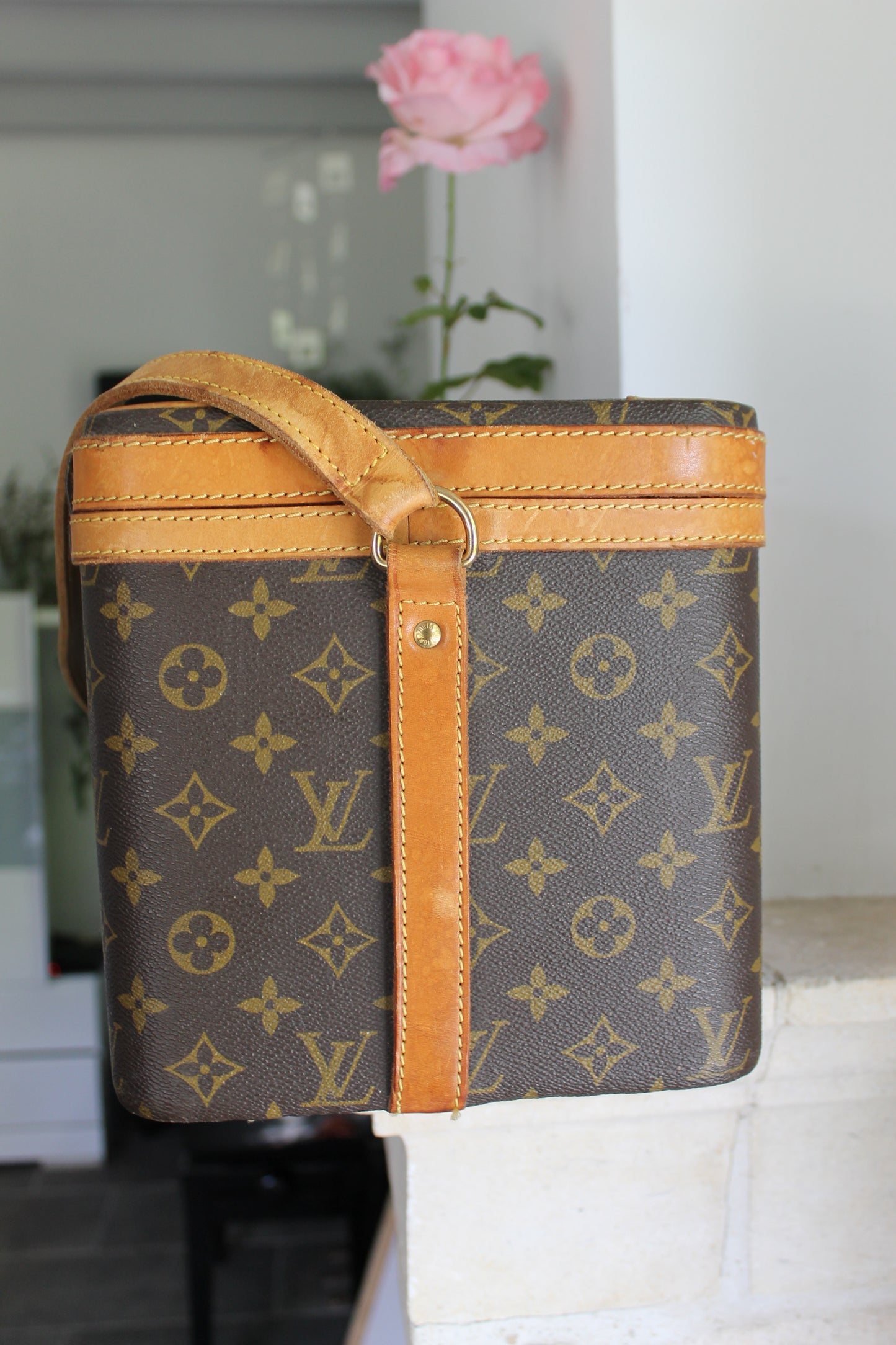 Louis Vuitton vanity rigide en toile et cuir vintage