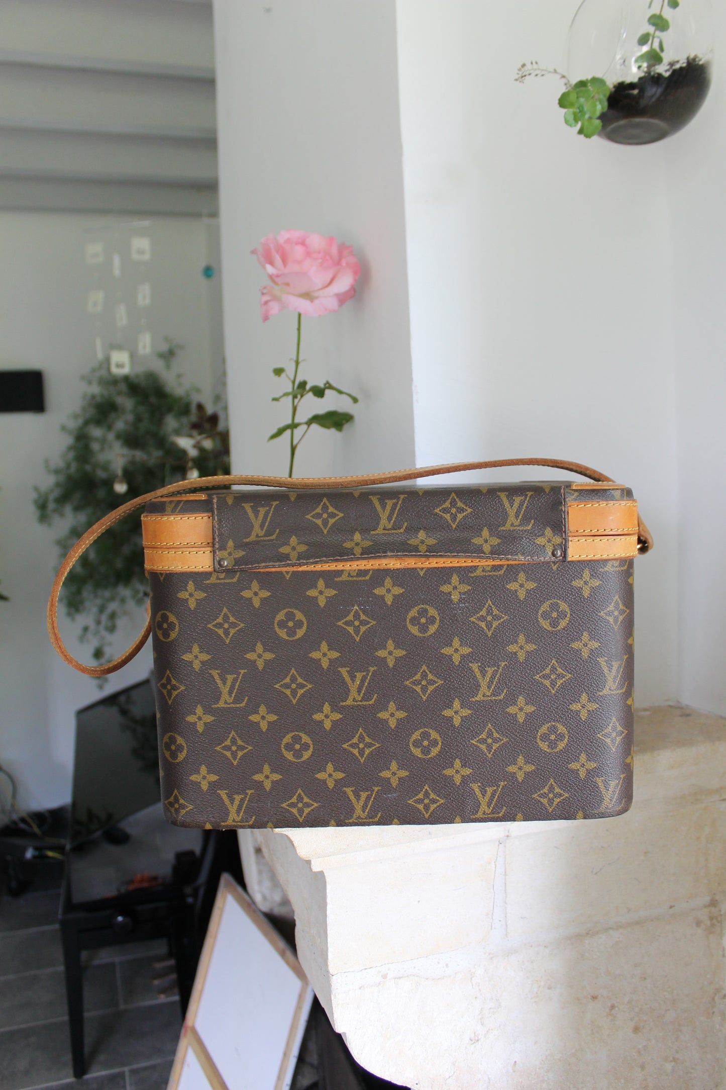 Louis Vuitton vanity rigide en toile et cuir vintage