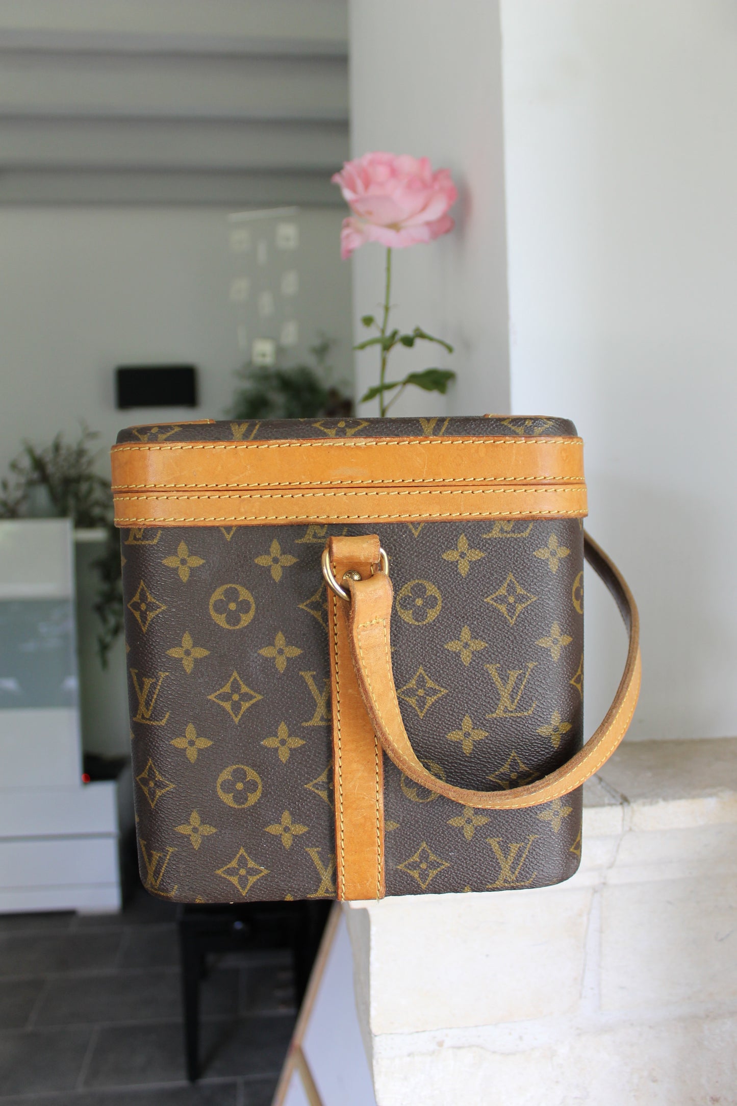 Louis Vuitton vanity rigide en toile et cuir vintage