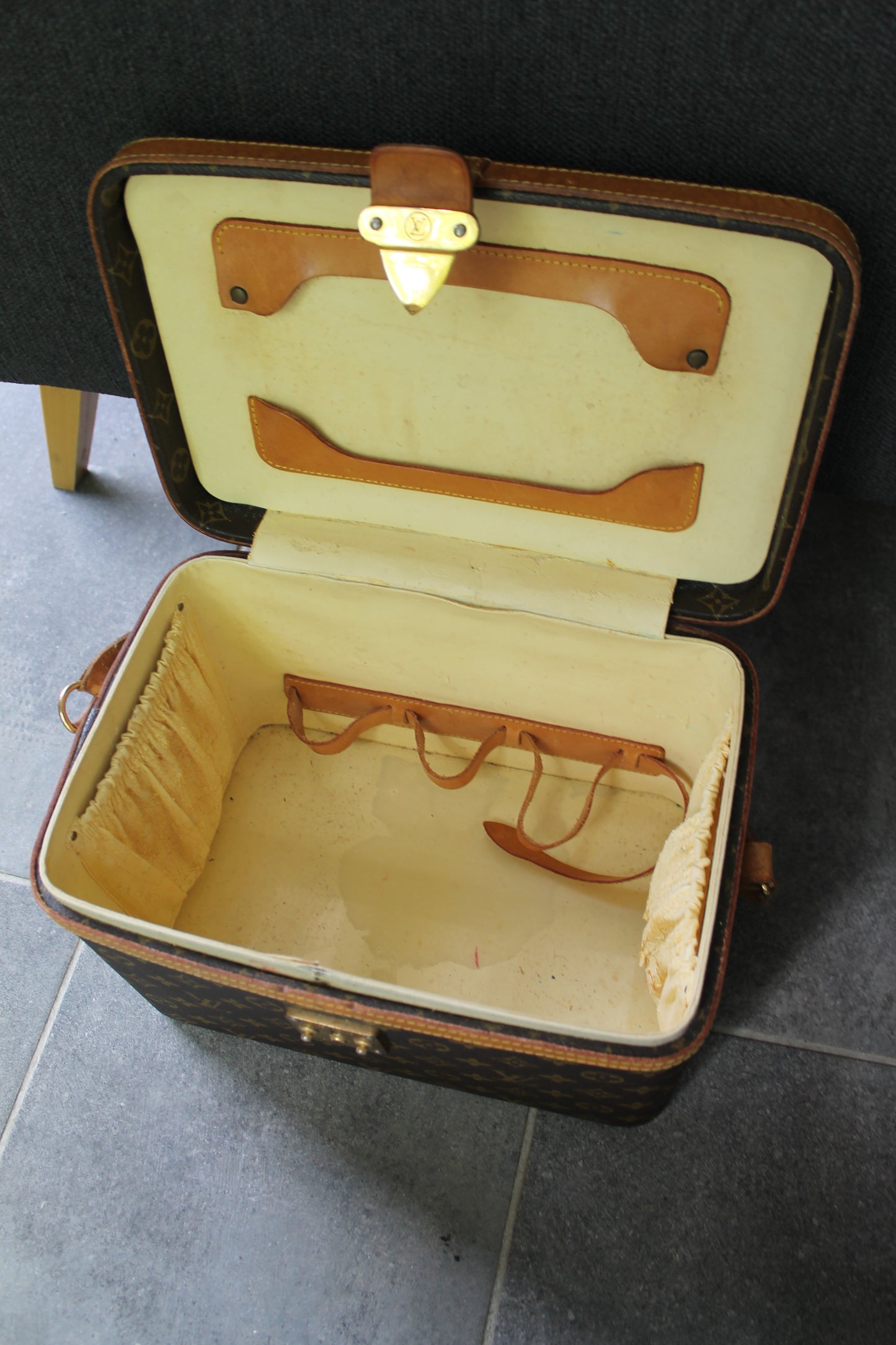 Louis Vuitton vanity rigide en toile et cuir vintage