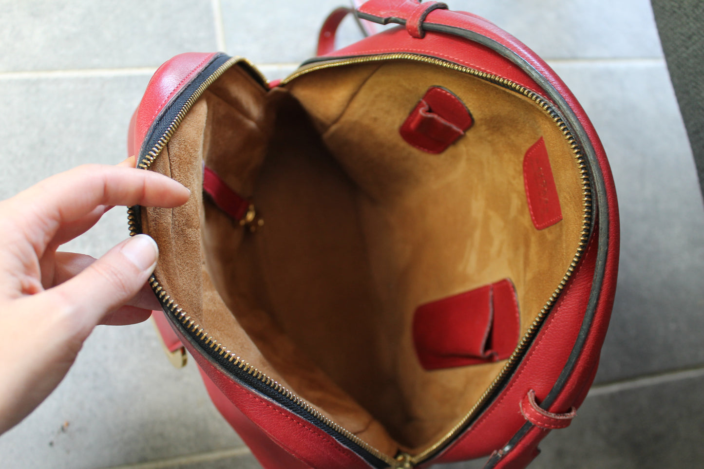 Delvaux sac à dos en cuir grainé rouge avec son dustbag