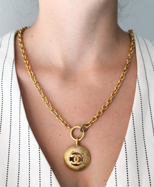 Chanel collier en métal doré double CC
