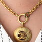 Chanel collier en métal doré double CC