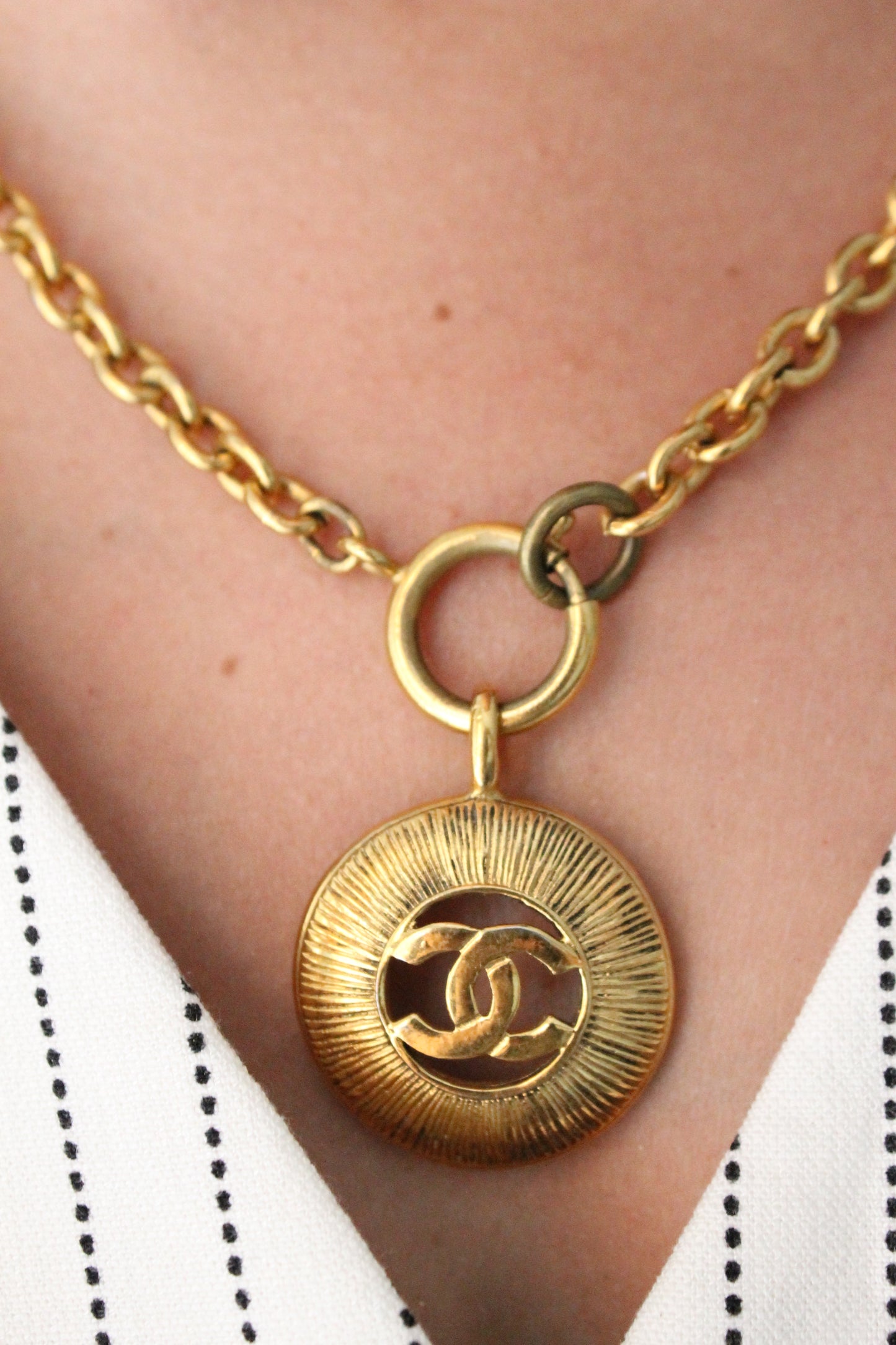 Chanel collier en métal doré double CC