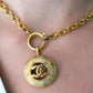 Chanel collier en métal doré double CC