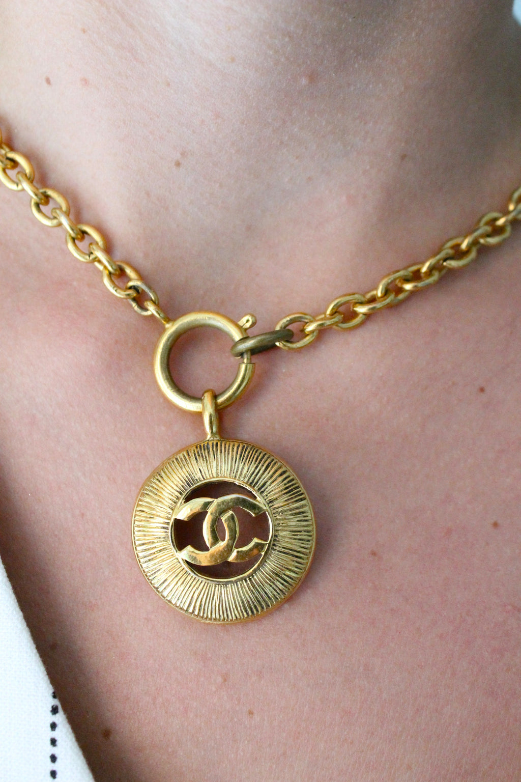 Chanel collier en métal doré double CC
