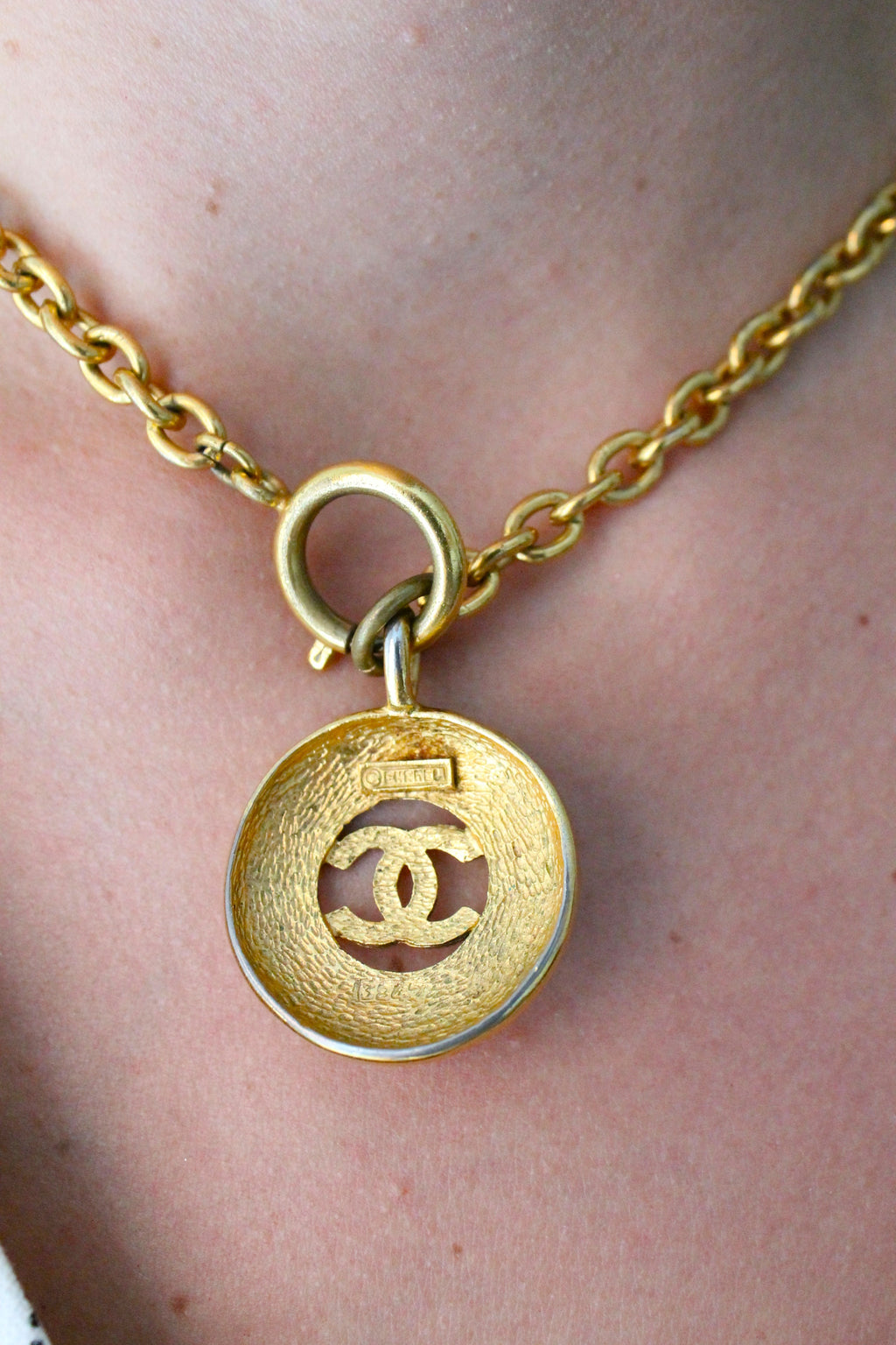 Chanel collier en métal doré double CC