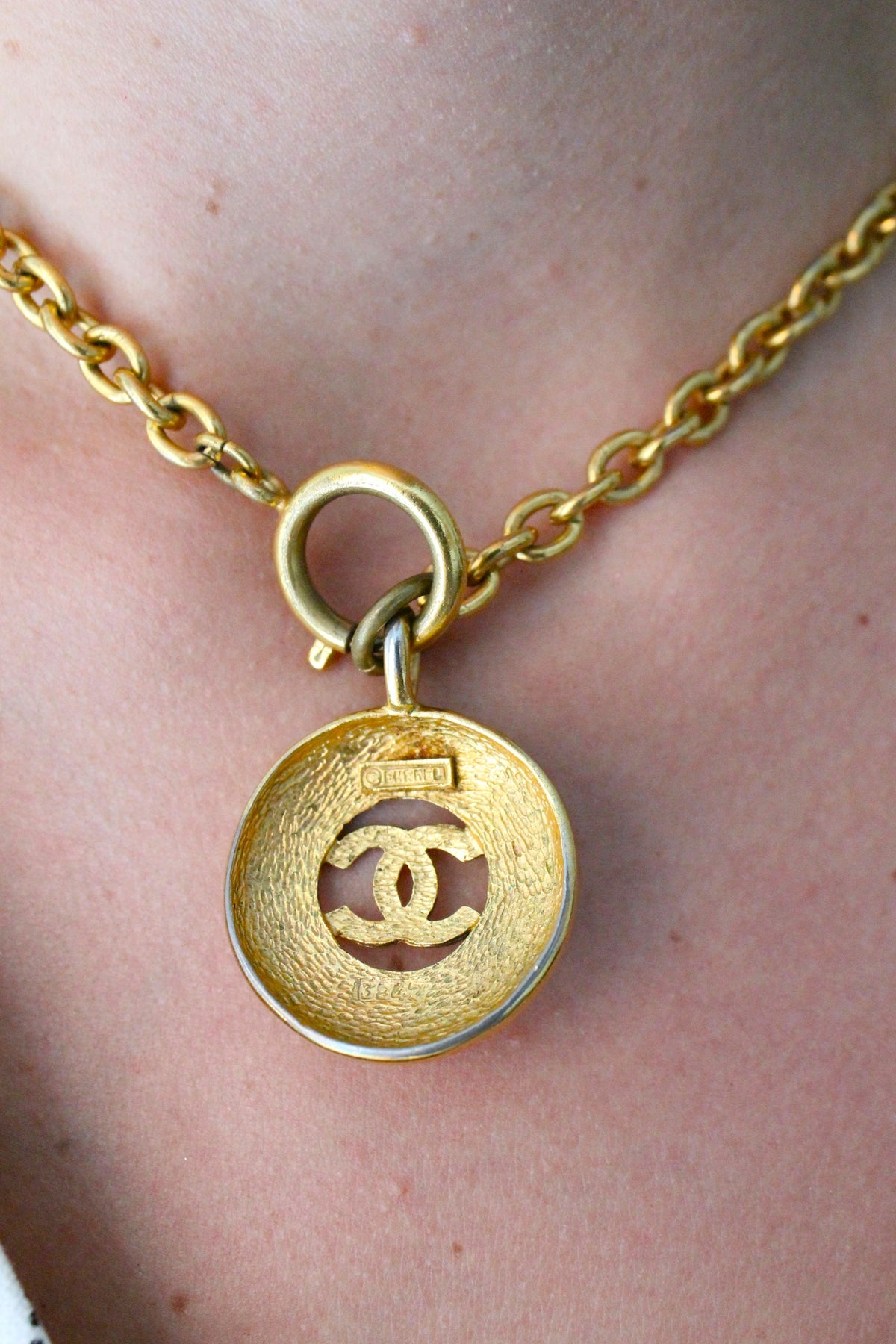 Chanel collier en métal doré double CC