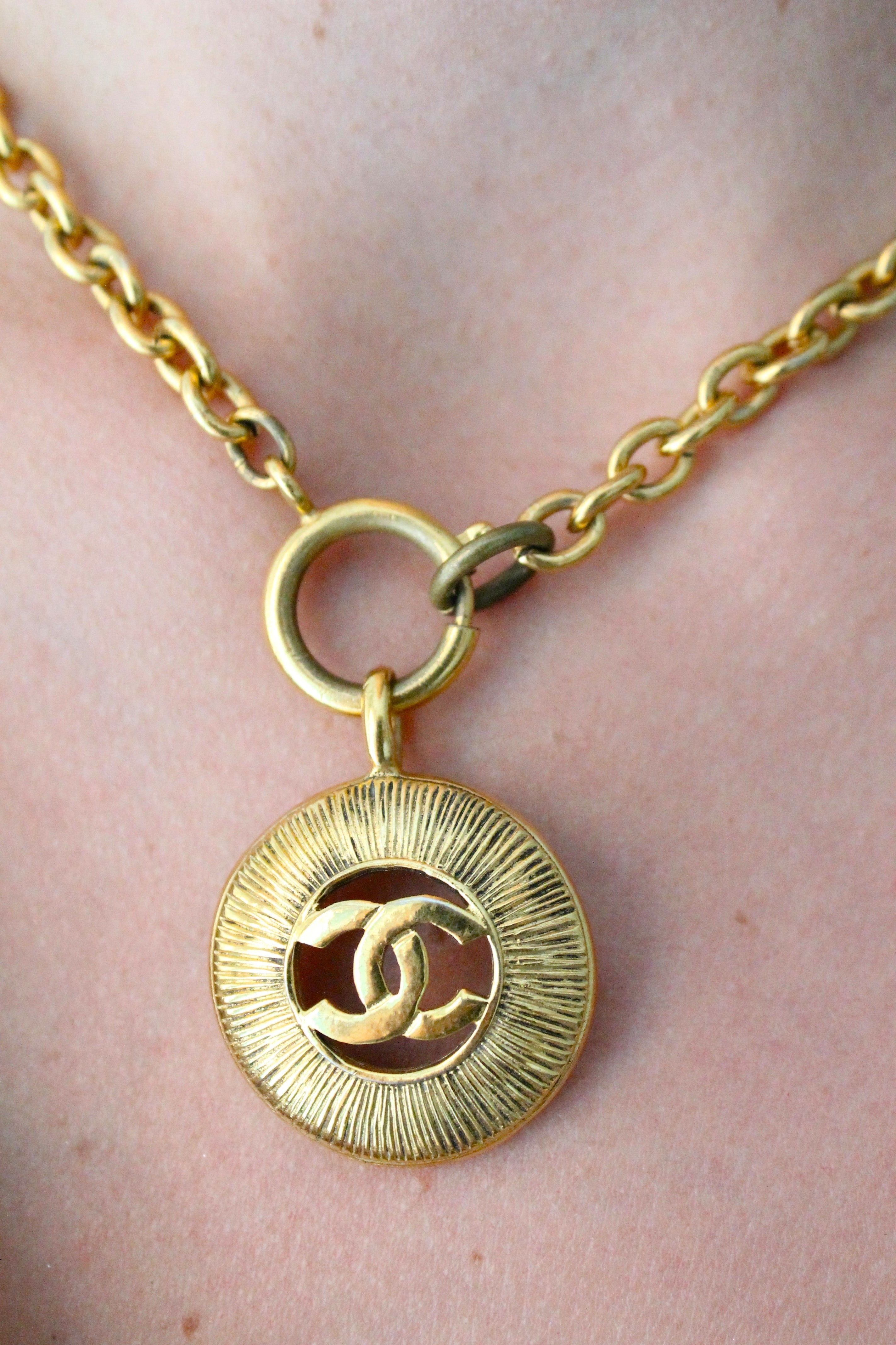 Chanel collier en métal doré double CC