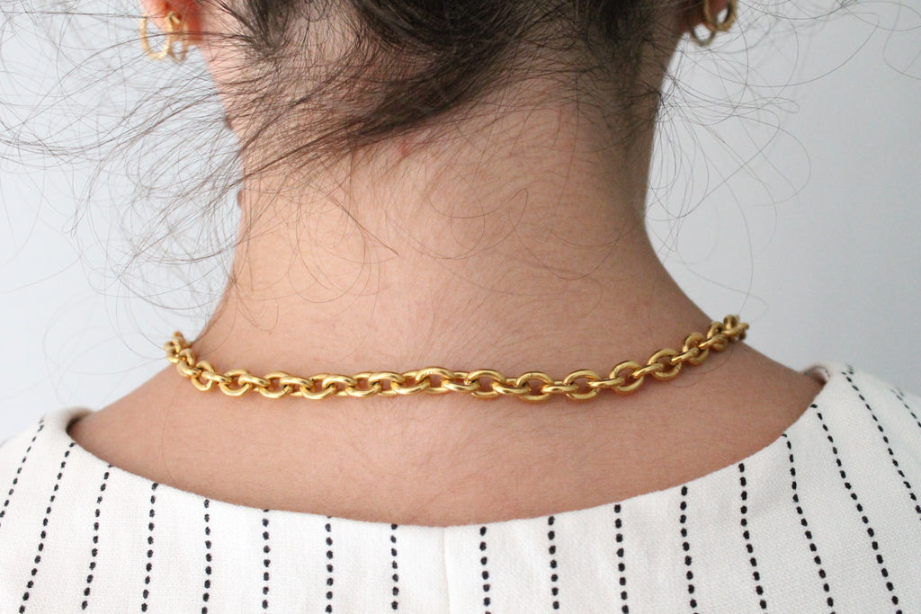 Chanel collier en métal doré double CC