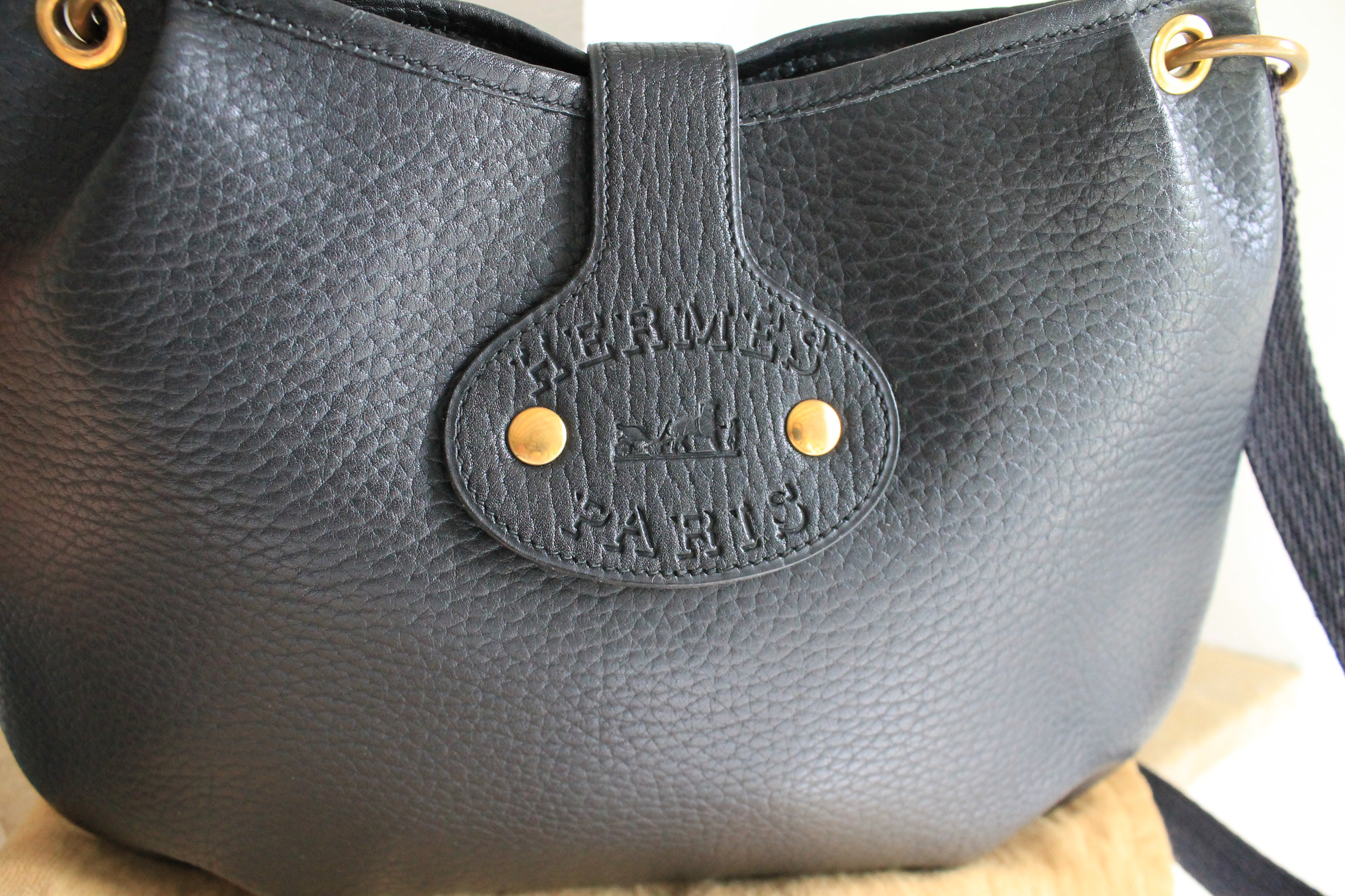 Hermès sac à main modèle rodéo cuir noir