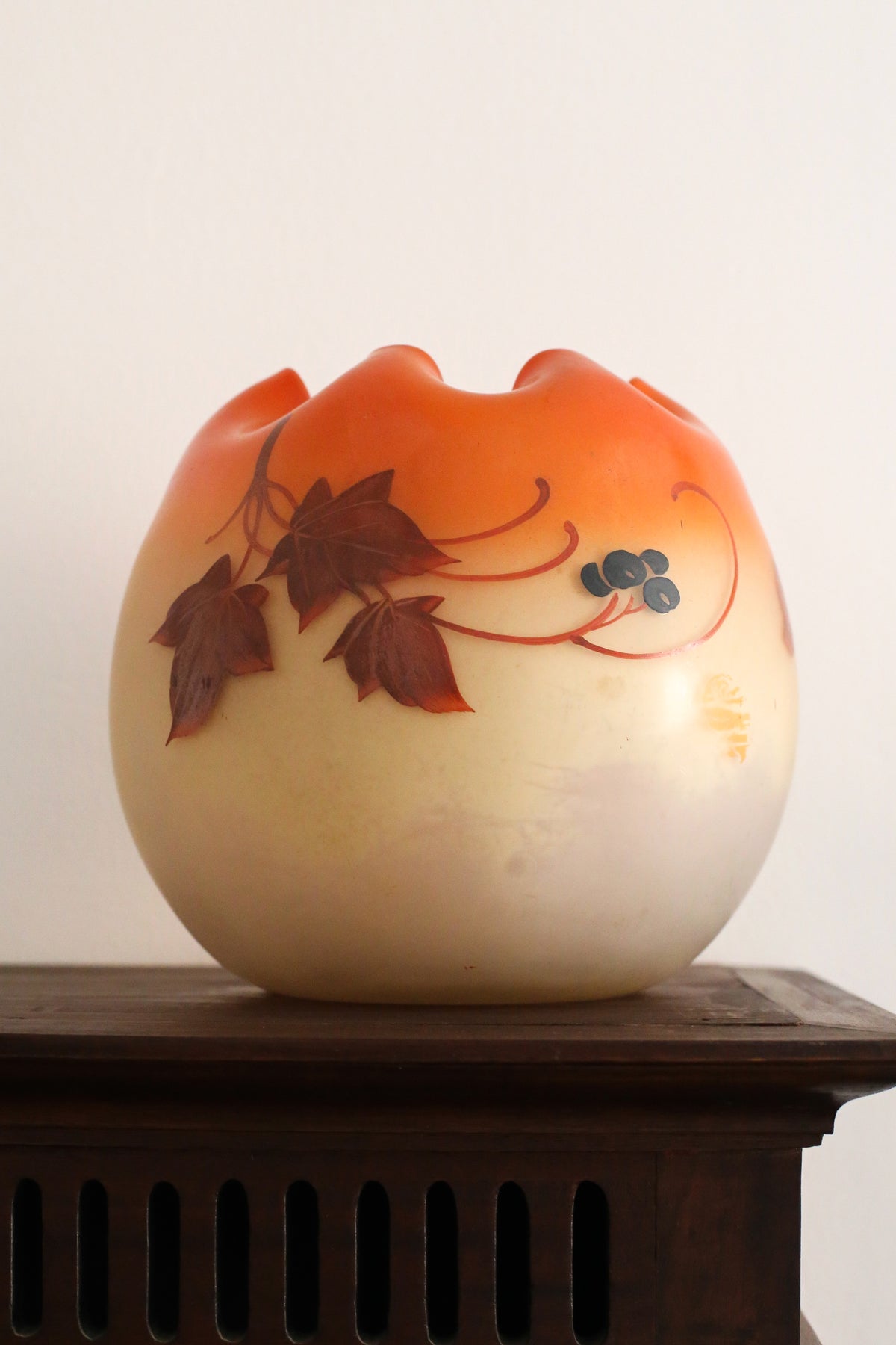 Legras vase boule jaune orangé à décor de vigne