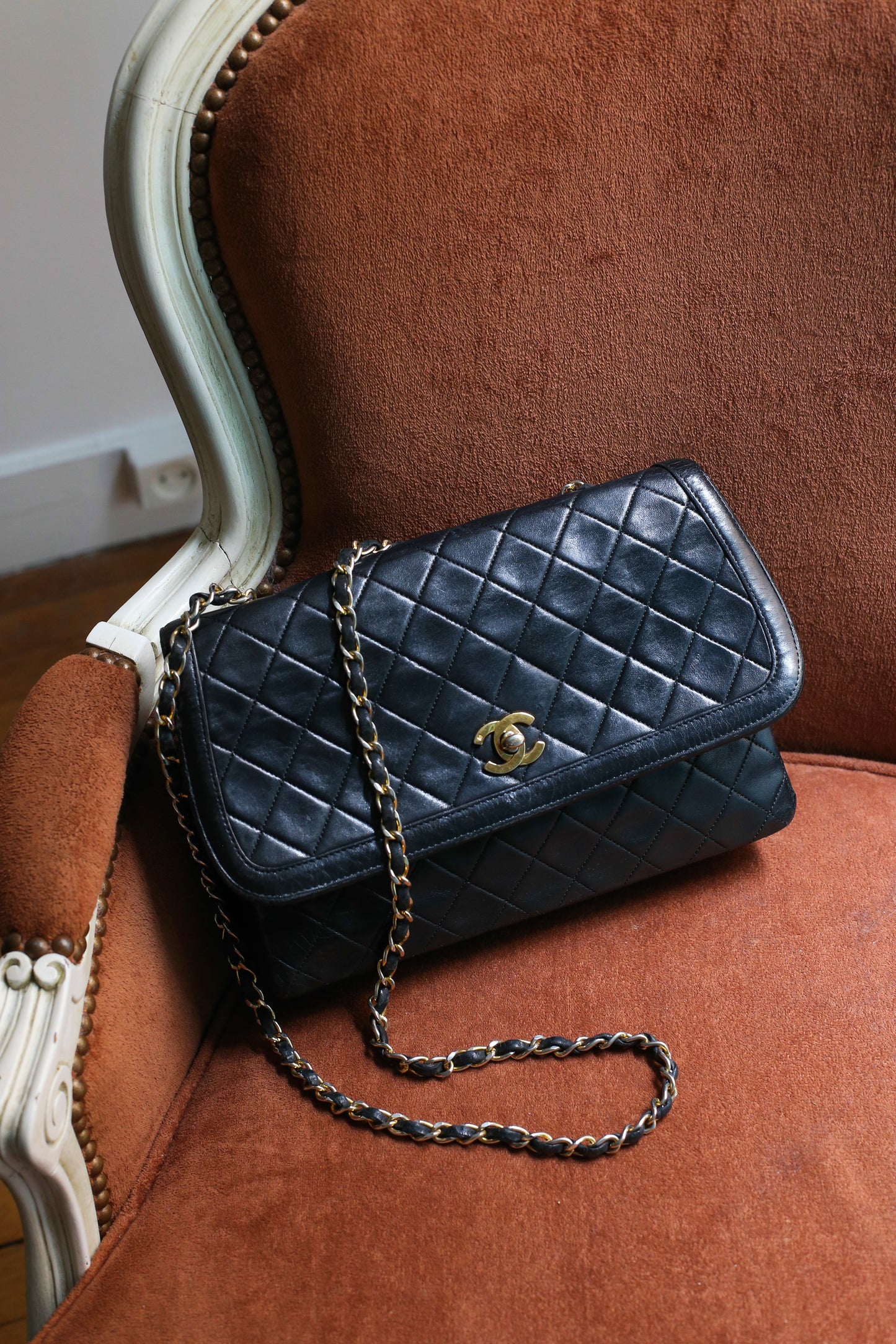 Chanel sac à main modèle Timeless en cuir noir vintage