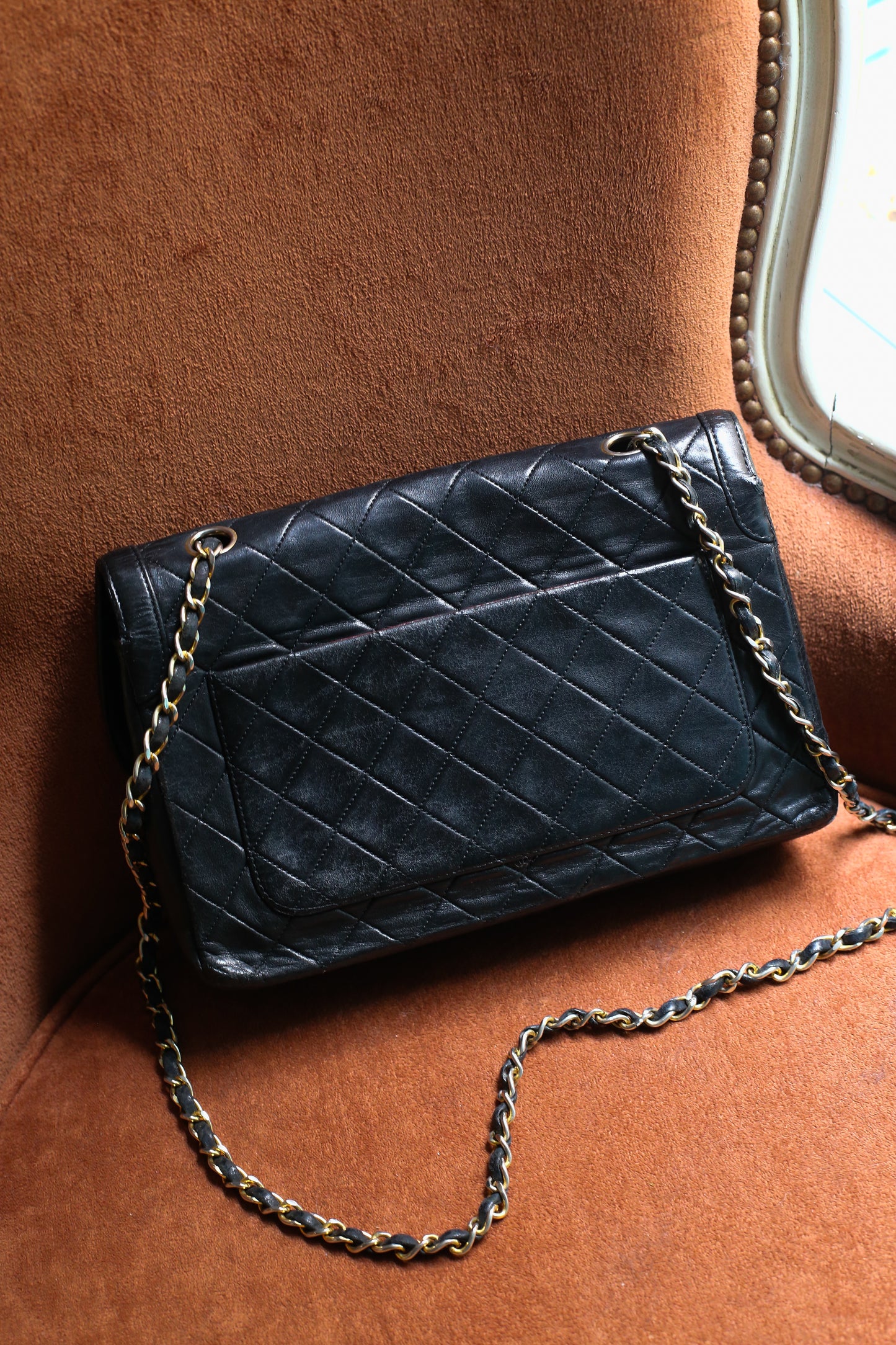 Chanel sac à main modèle Timeless en cuir noir vintage