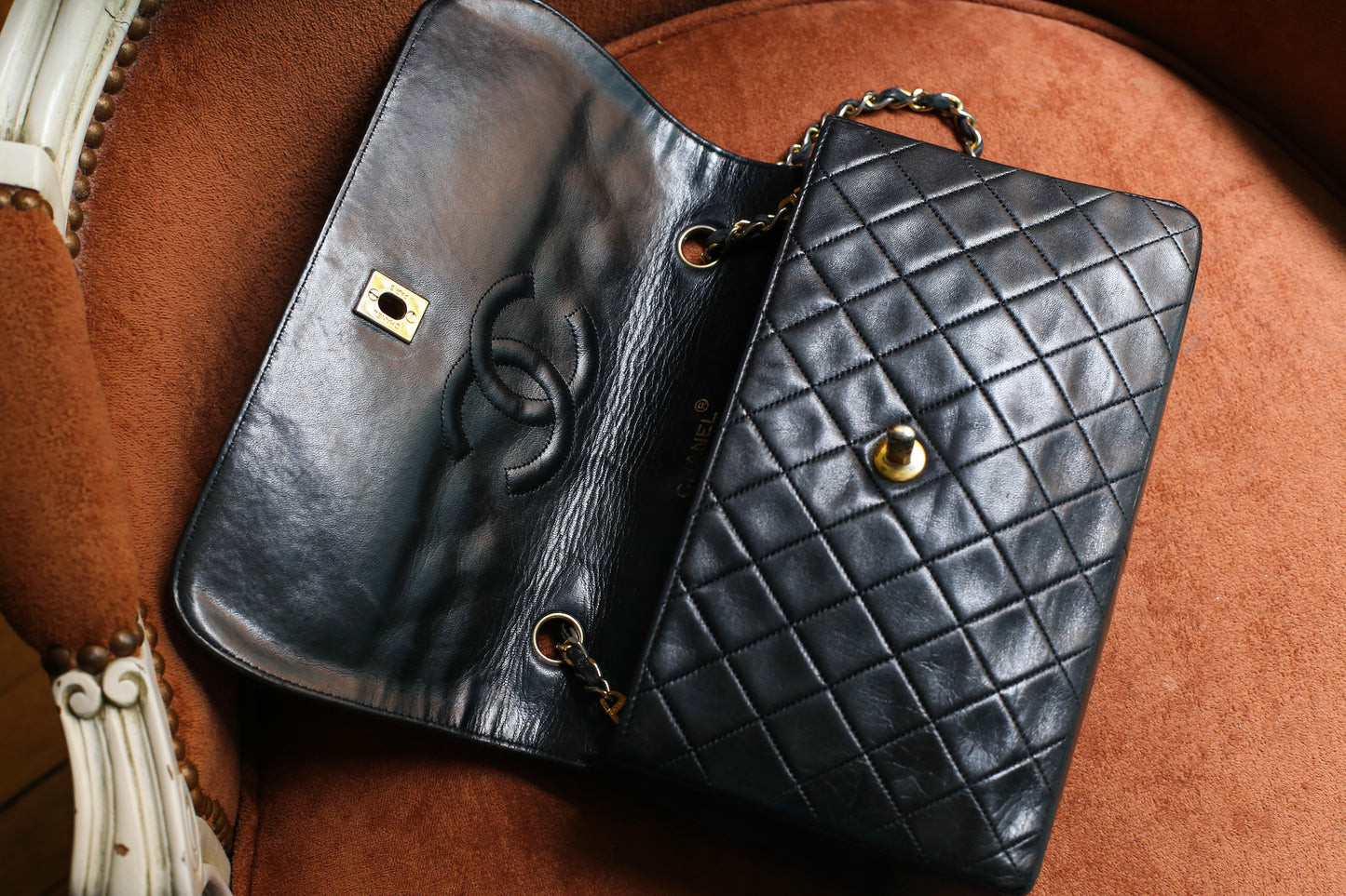 Chanel sac à main modèle Timeless en cuir noir vintage