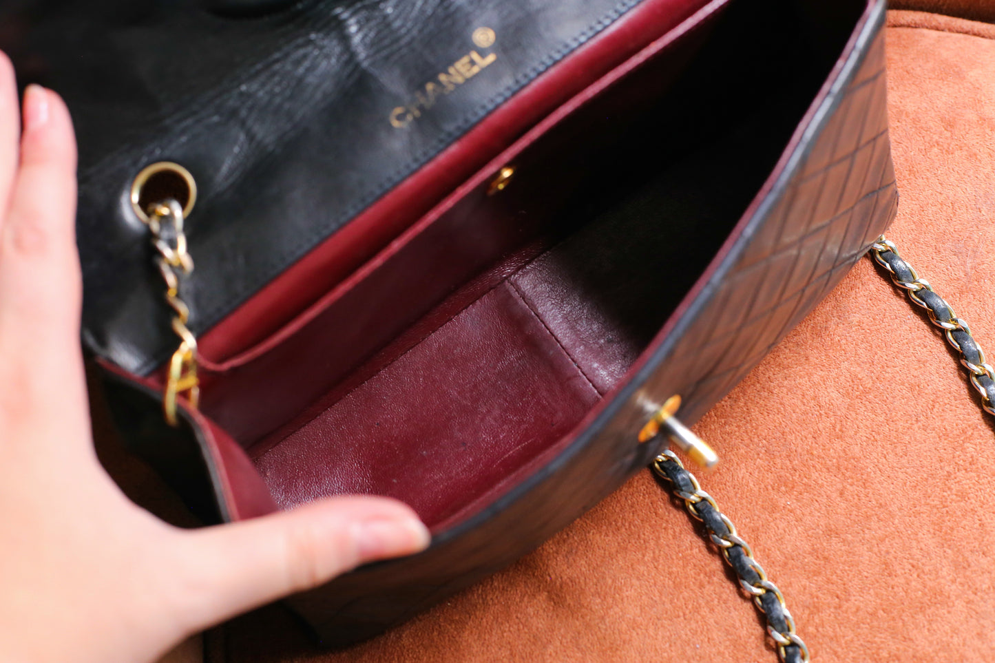 Chanel sac à main modèle Timeless en cuir noir vintage