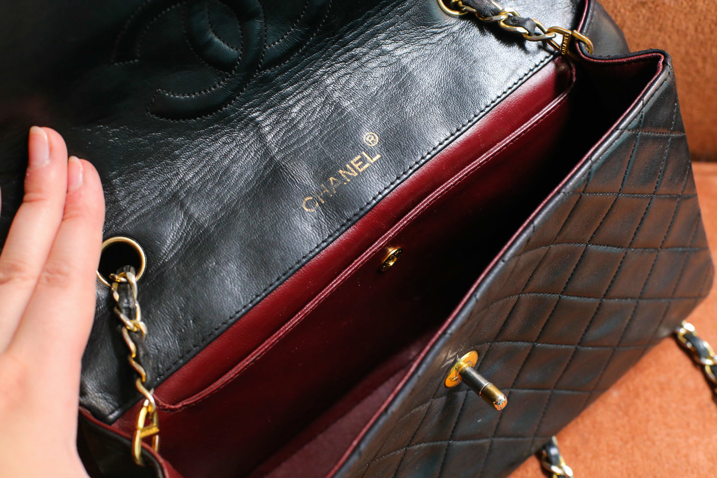 Chanel sac à main modèle Timeless en cuir noir vintage