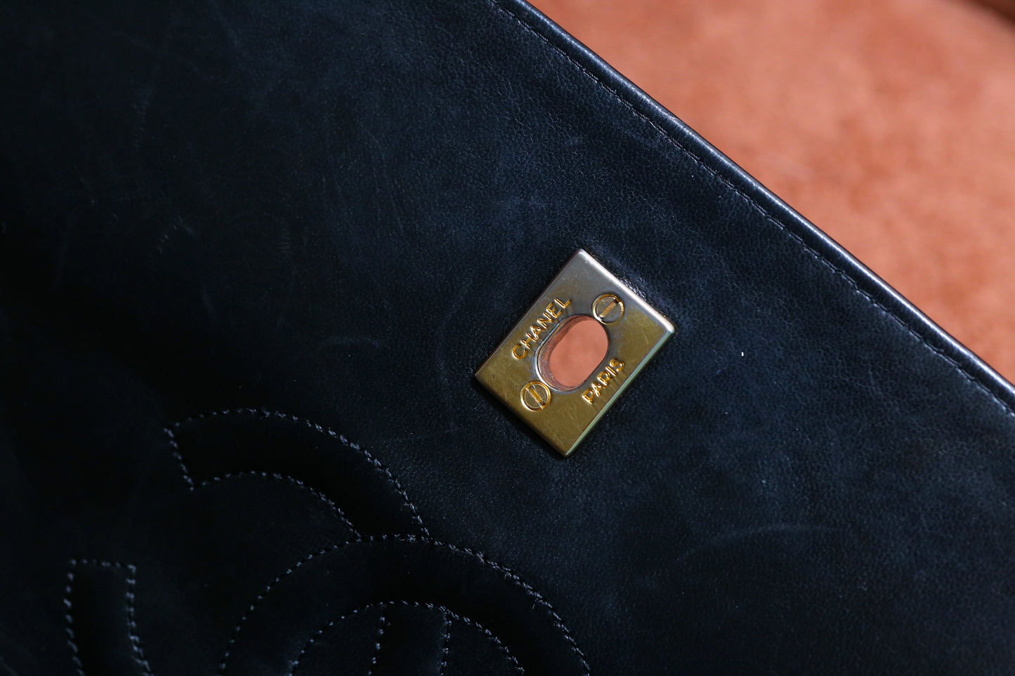 Chanel sac à main modèle Timeless en cuir noir vintage