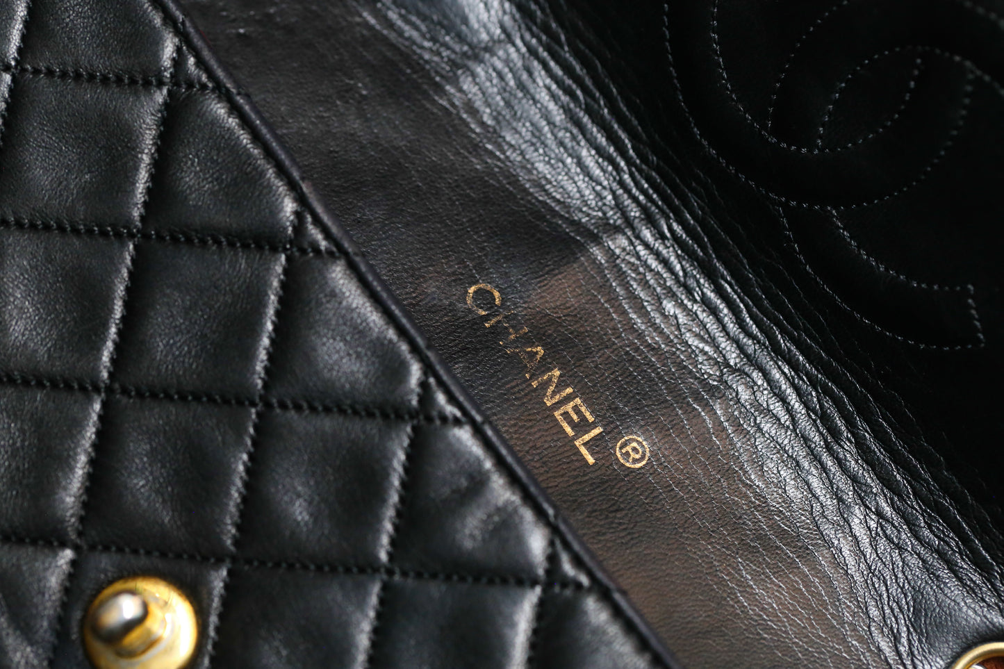 Chanel sac à main modèle Timeless en cuir noir vintage