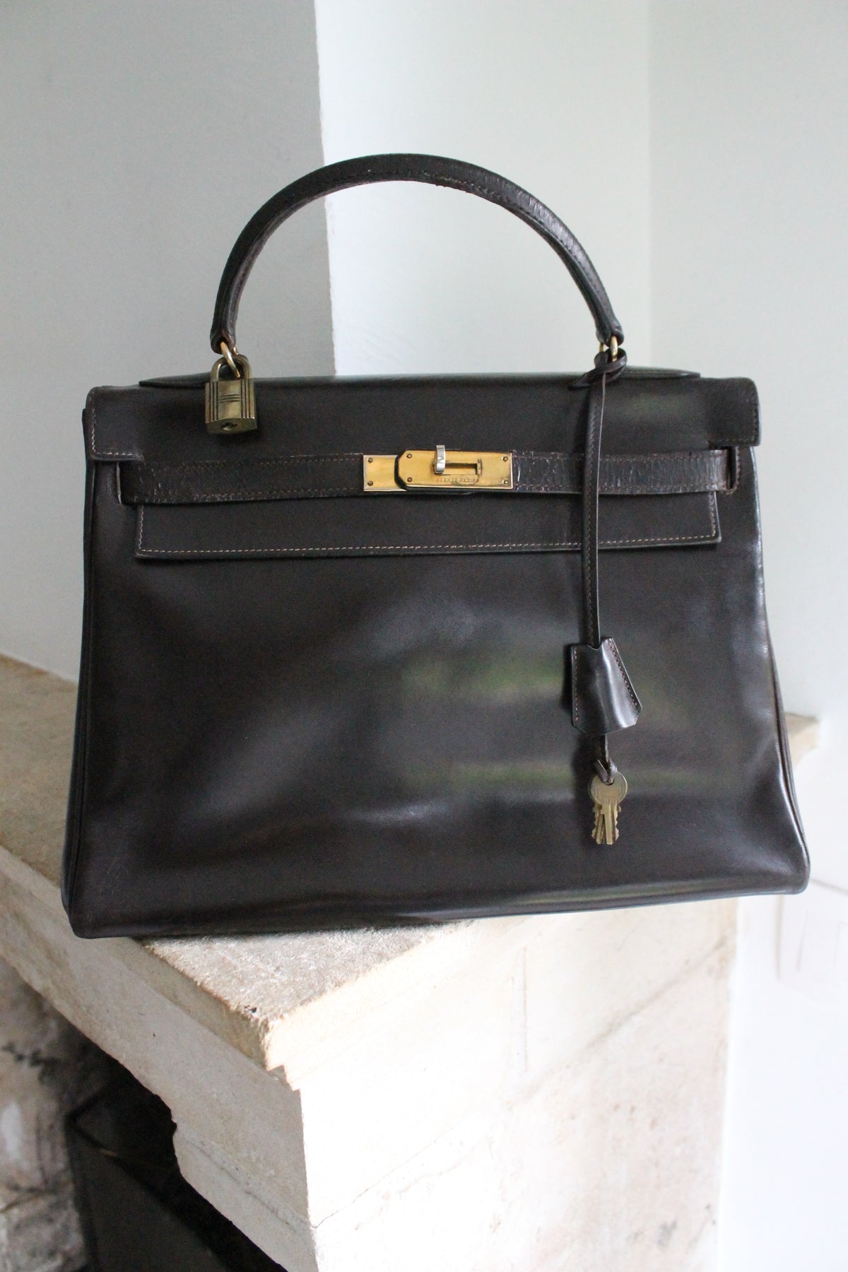 Hermès sac à main vintage modèle Kelly 32 en cuir marron foncé