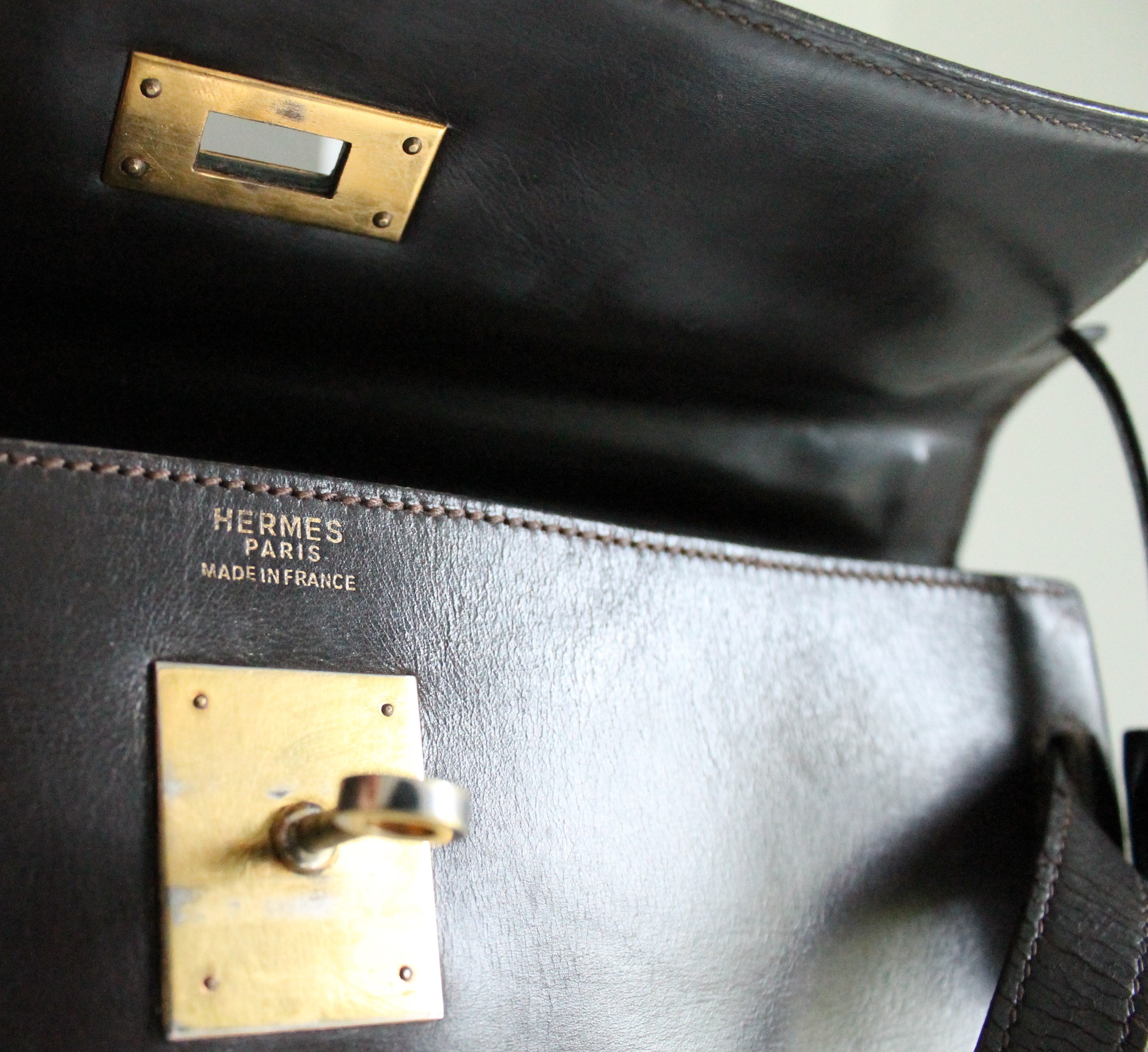 Hermès sac à main vintage modèle Kelly 32 en cuir marron foncé