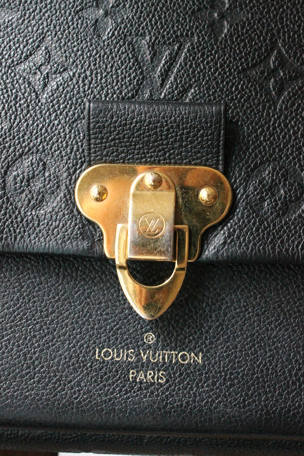 Louis Vuitton sac à main modèle Vavin en cuir noir