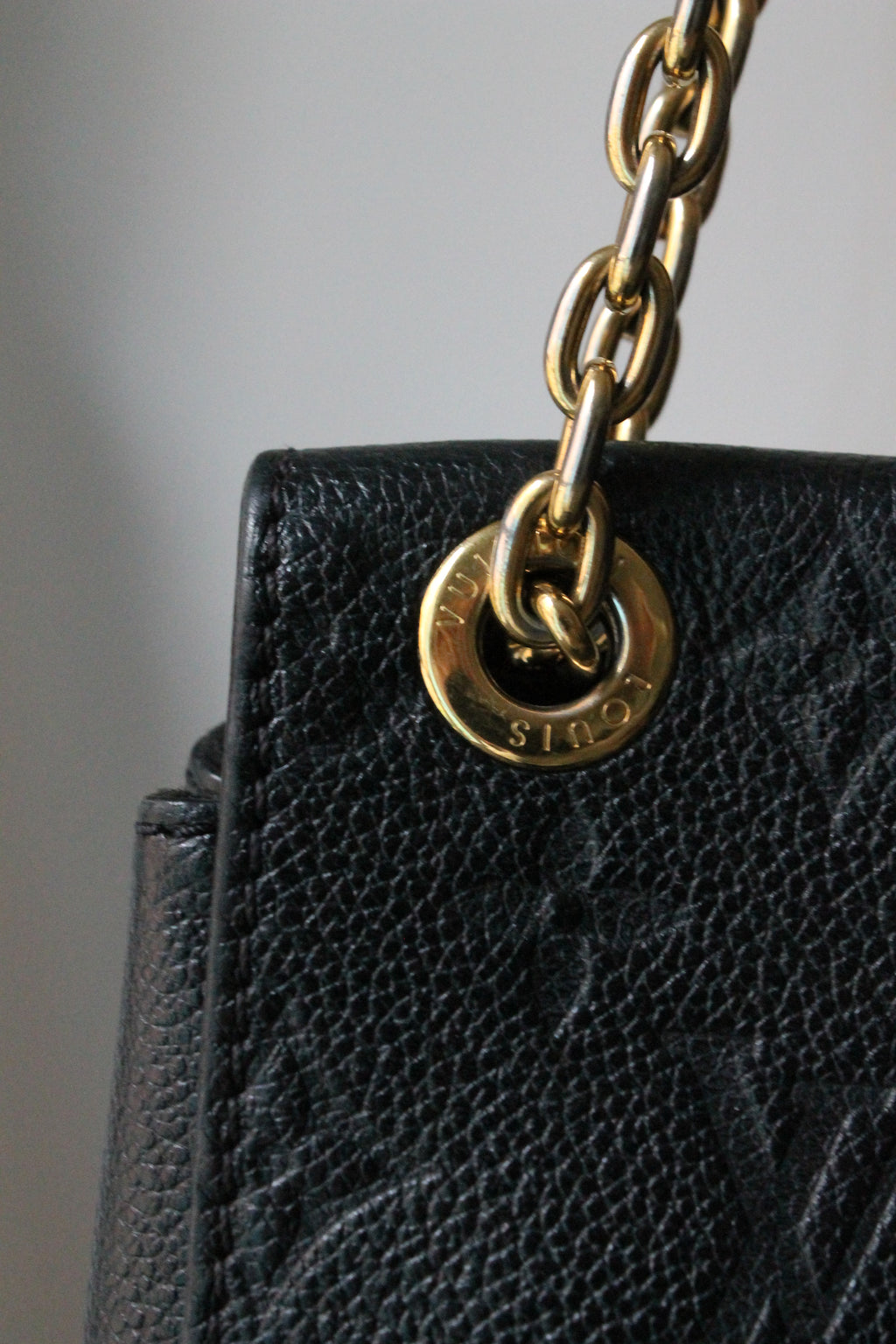 Louis Vuitton sac à main modèle Vavin en cuir noir