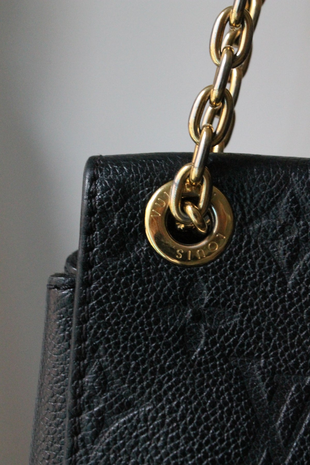 Louis Vuitton sac à main modèle Vavin en cuir noir