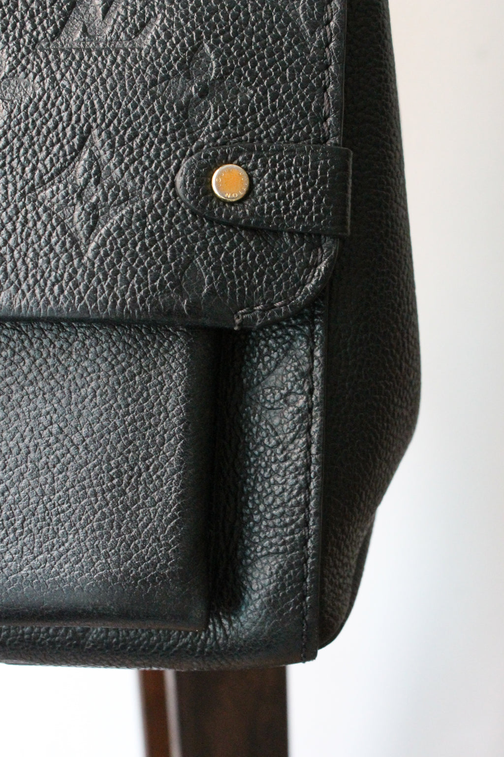 Louis Vuitton sac à main modèle Vavin en cuir noir