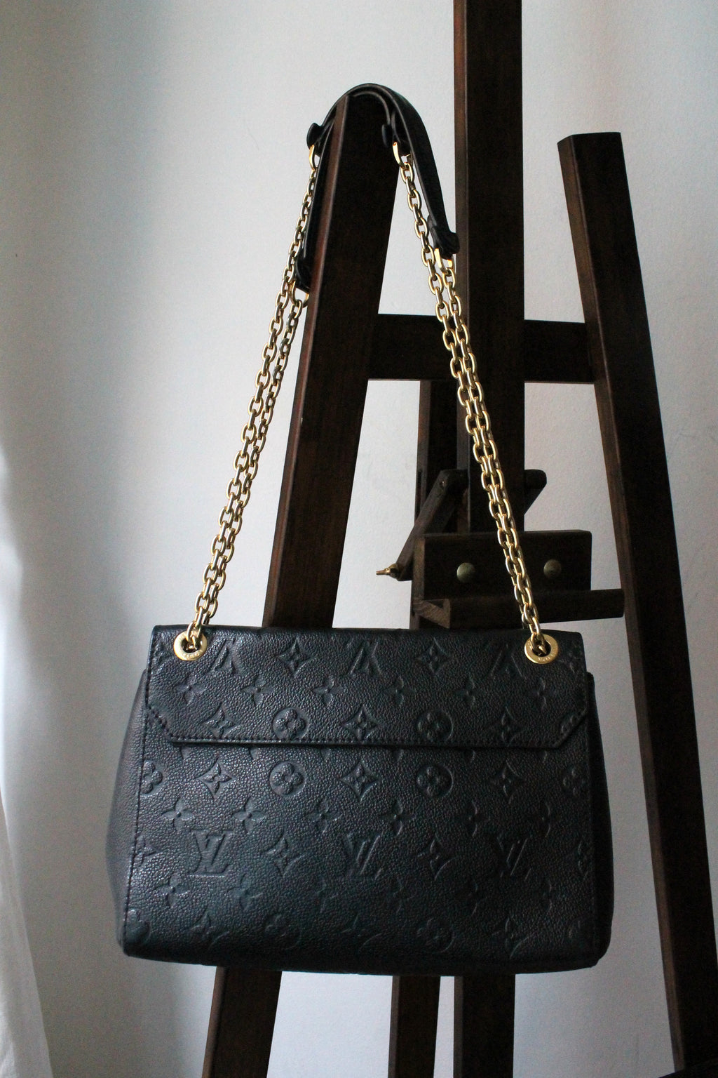 Louis Vuitton sac à main modèle Vavin en cuir noir