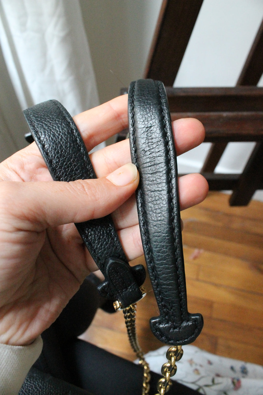 Louis Vuitton sac à main modèle Vavin en cuir noir