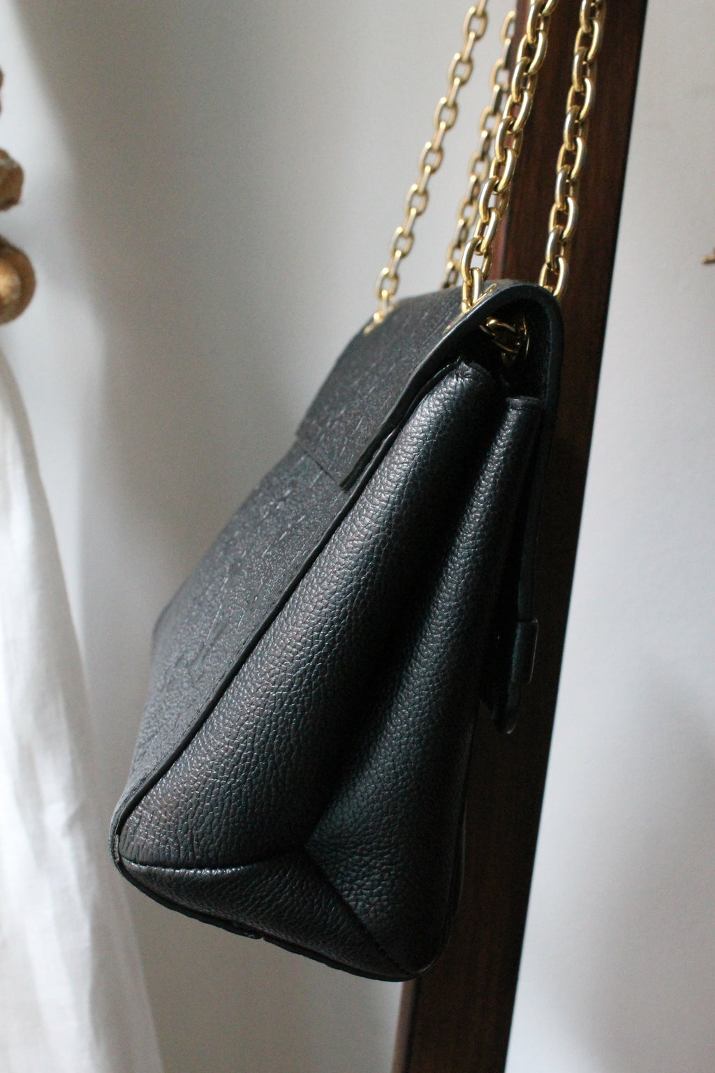 Louis Vuitton sac à main modèle Vavin en cuir noir