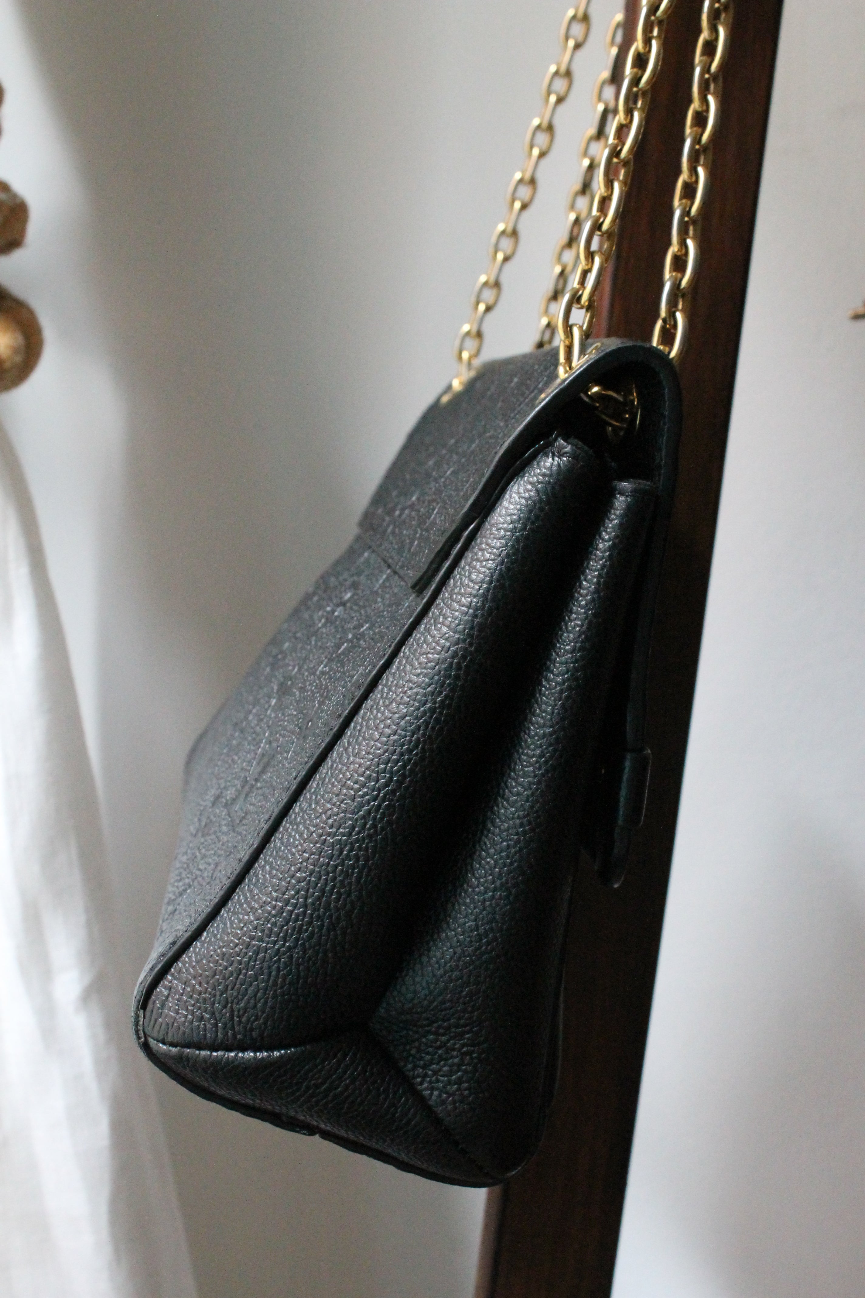 Louis Vuitton sac à main modèle Vavin en cuir noir
