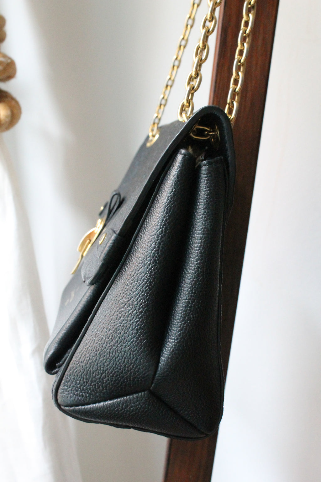 Louis Vuitton sac à main modèle Vavin en cuir noir