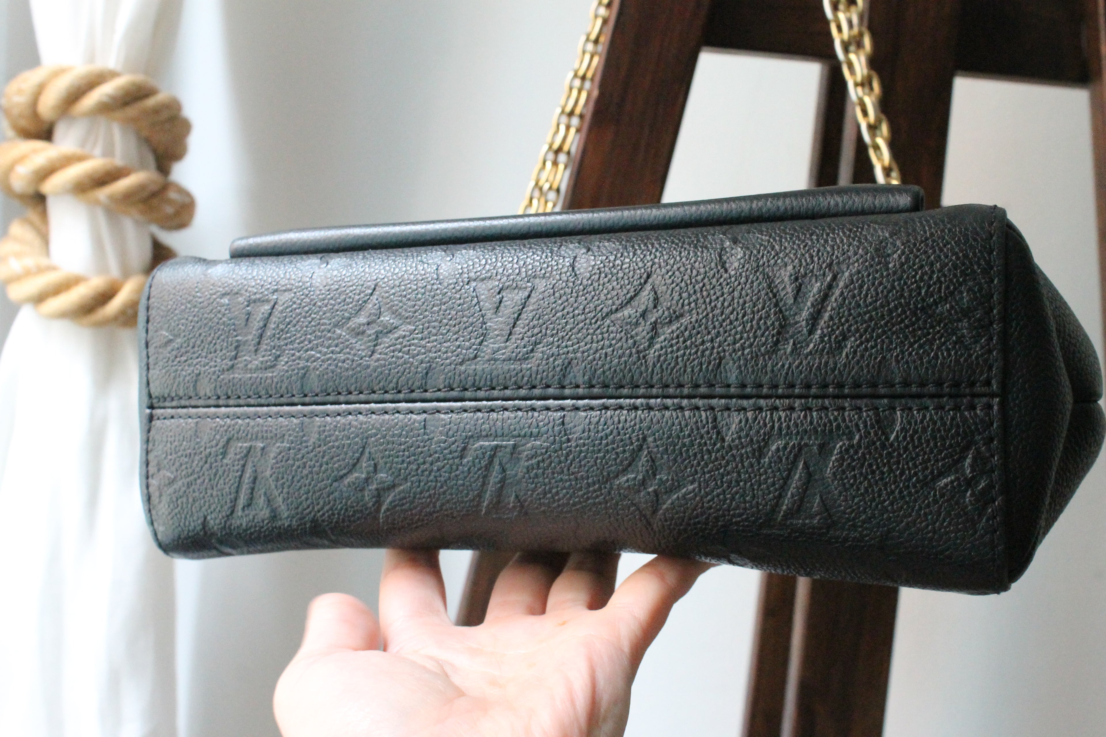 Louis Vuitton sac à main modèle Vavin en cuir noir