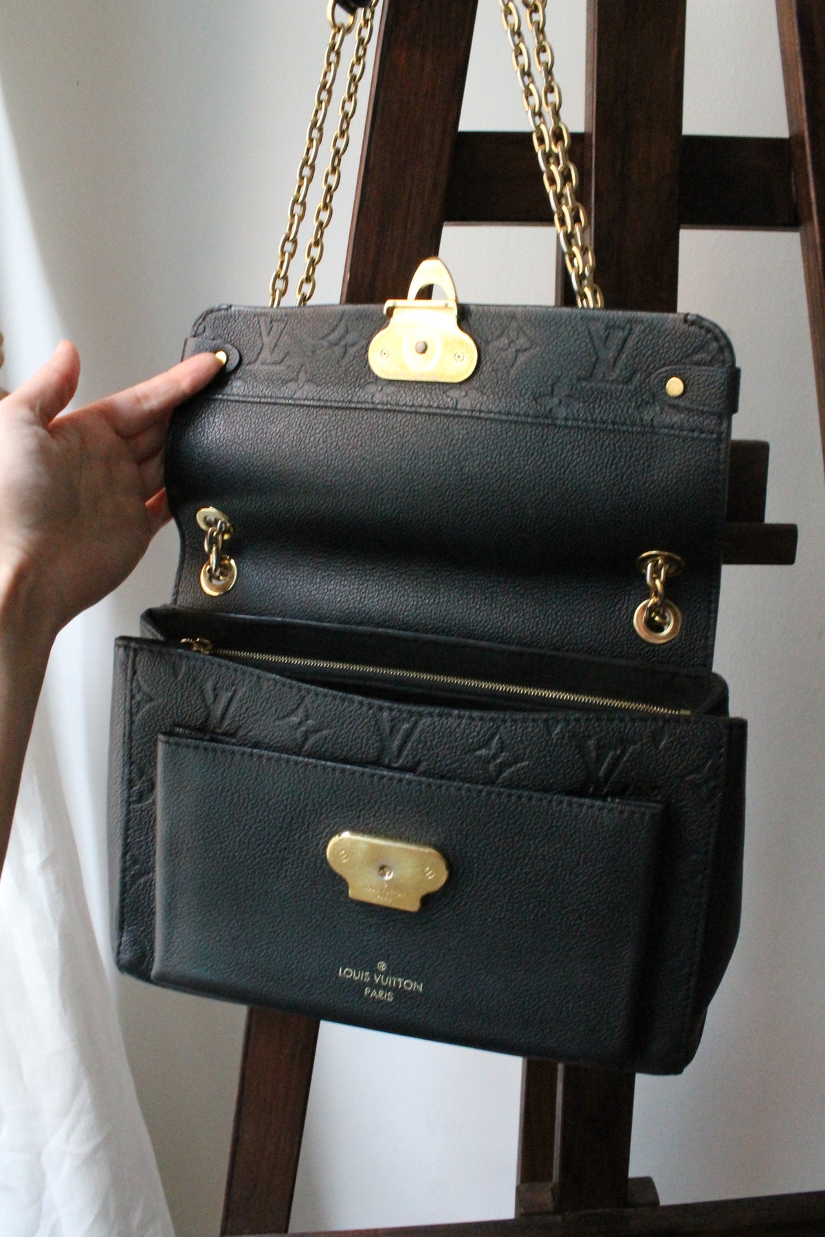 Louis Vuitton sac à main modèle Vavin en cuir noir