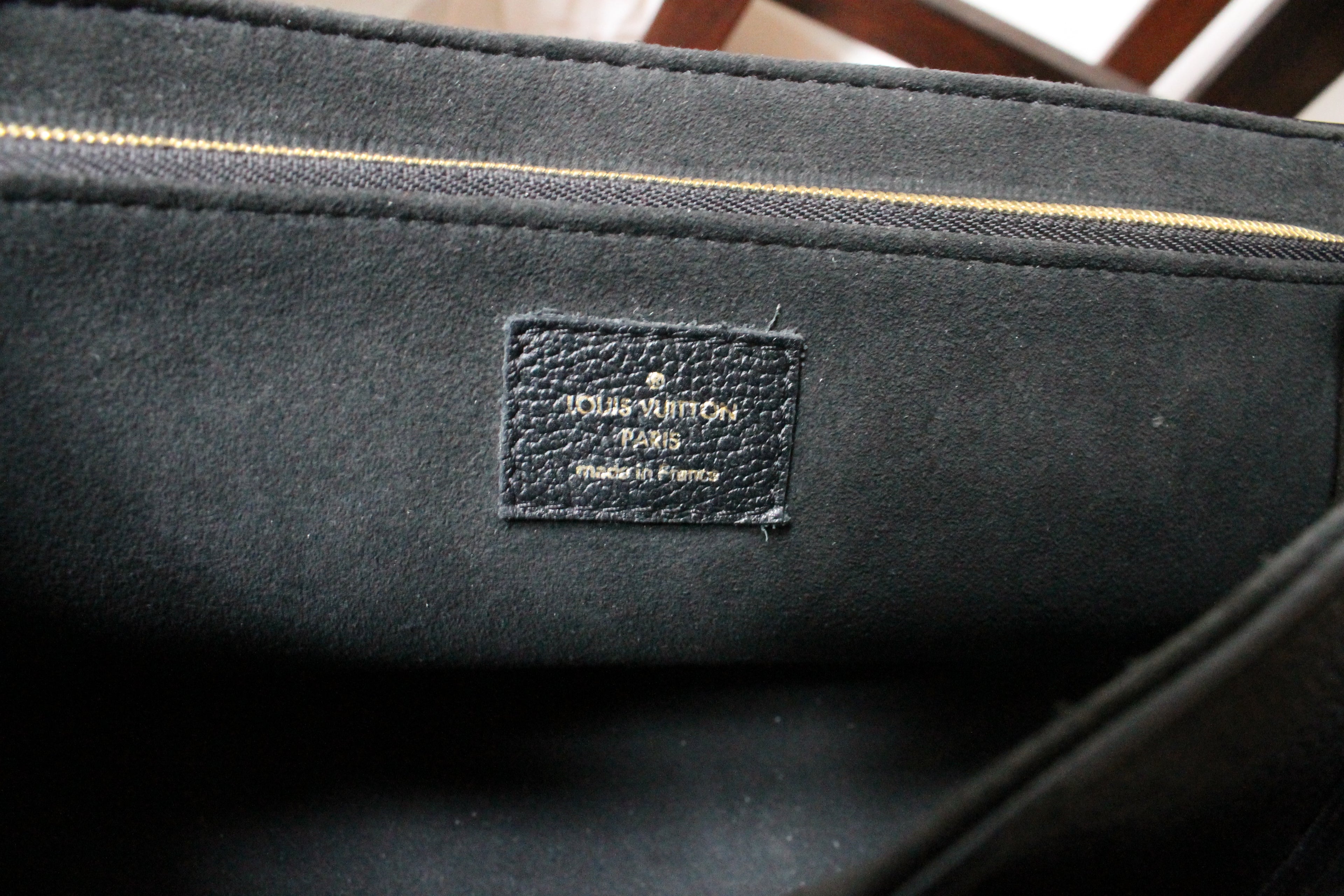 Louis Vuitton sac à main modèle Vavin en cuir noir