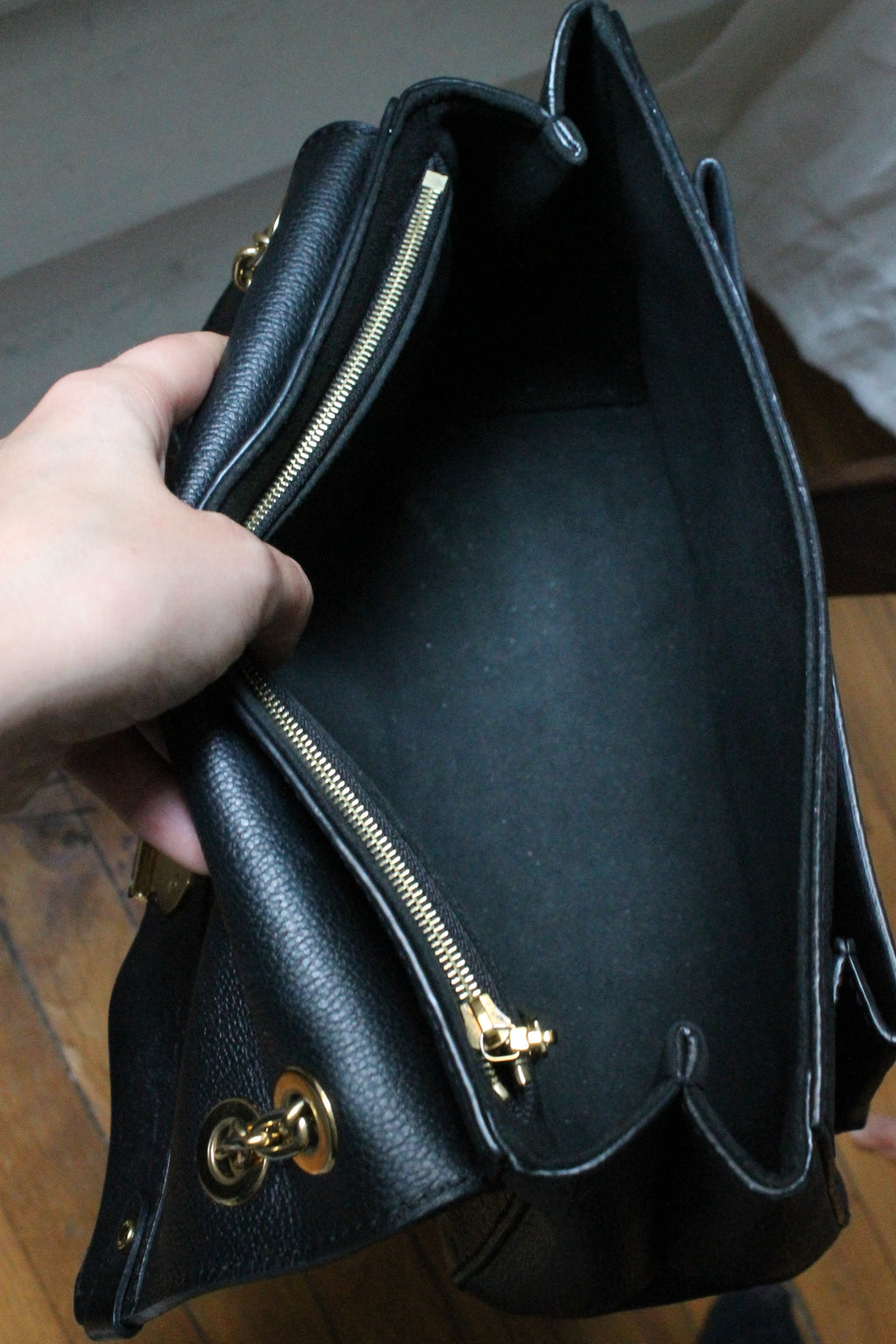 Louis Vuitton sac à main modèle Vavin en cuir noir