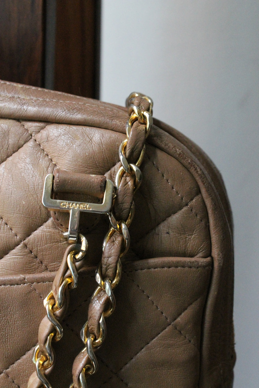 Chanel sac à main modèle Caméra en cuir beige