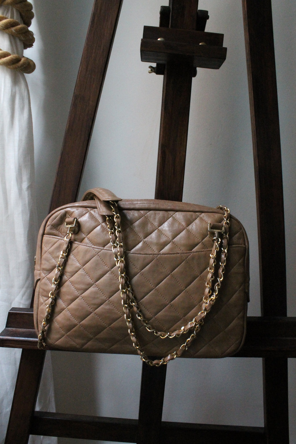 Chanel sac à main modèle Caméra en cuir beige
