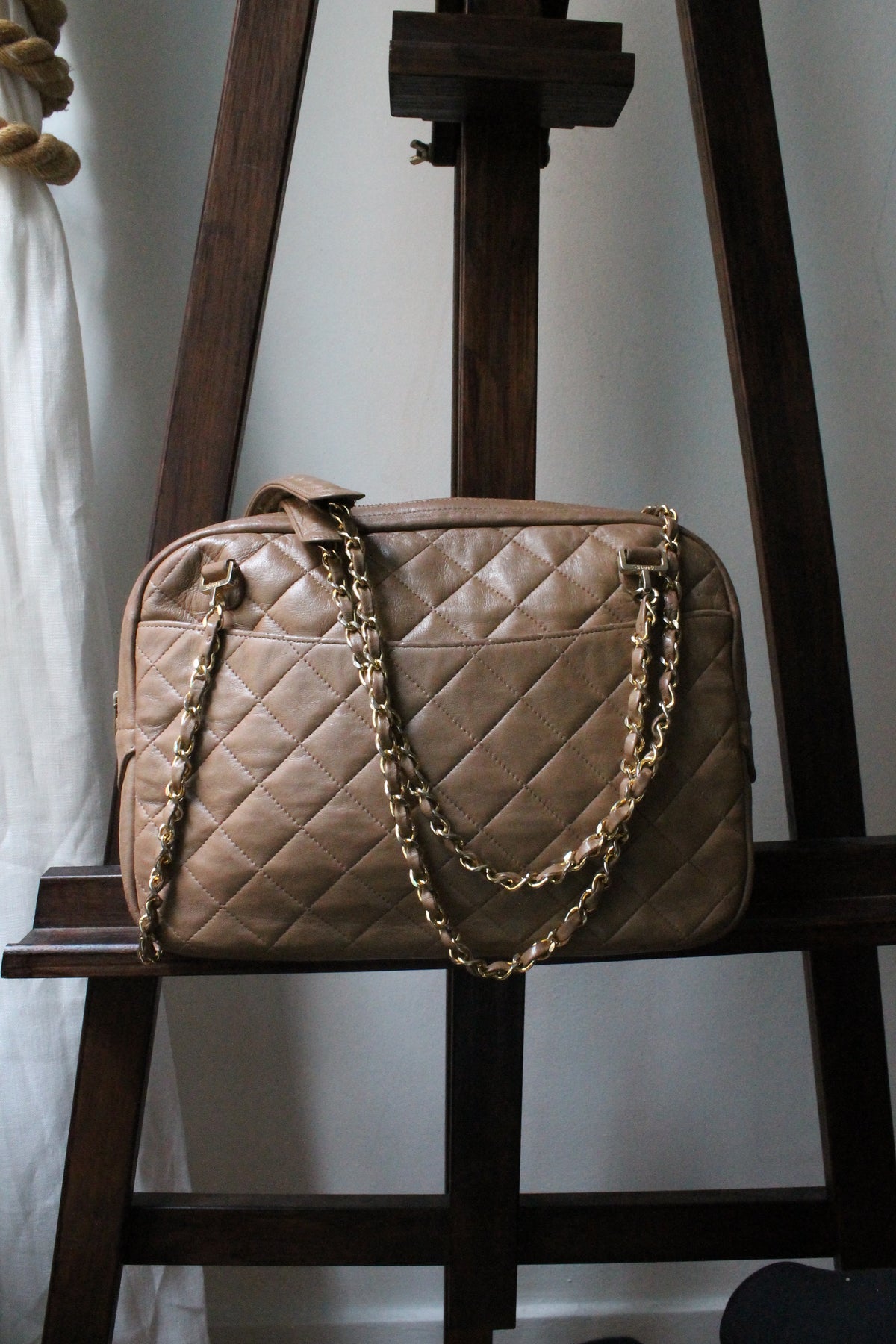 Chanel sac à main modèle Caméra en cuir beige