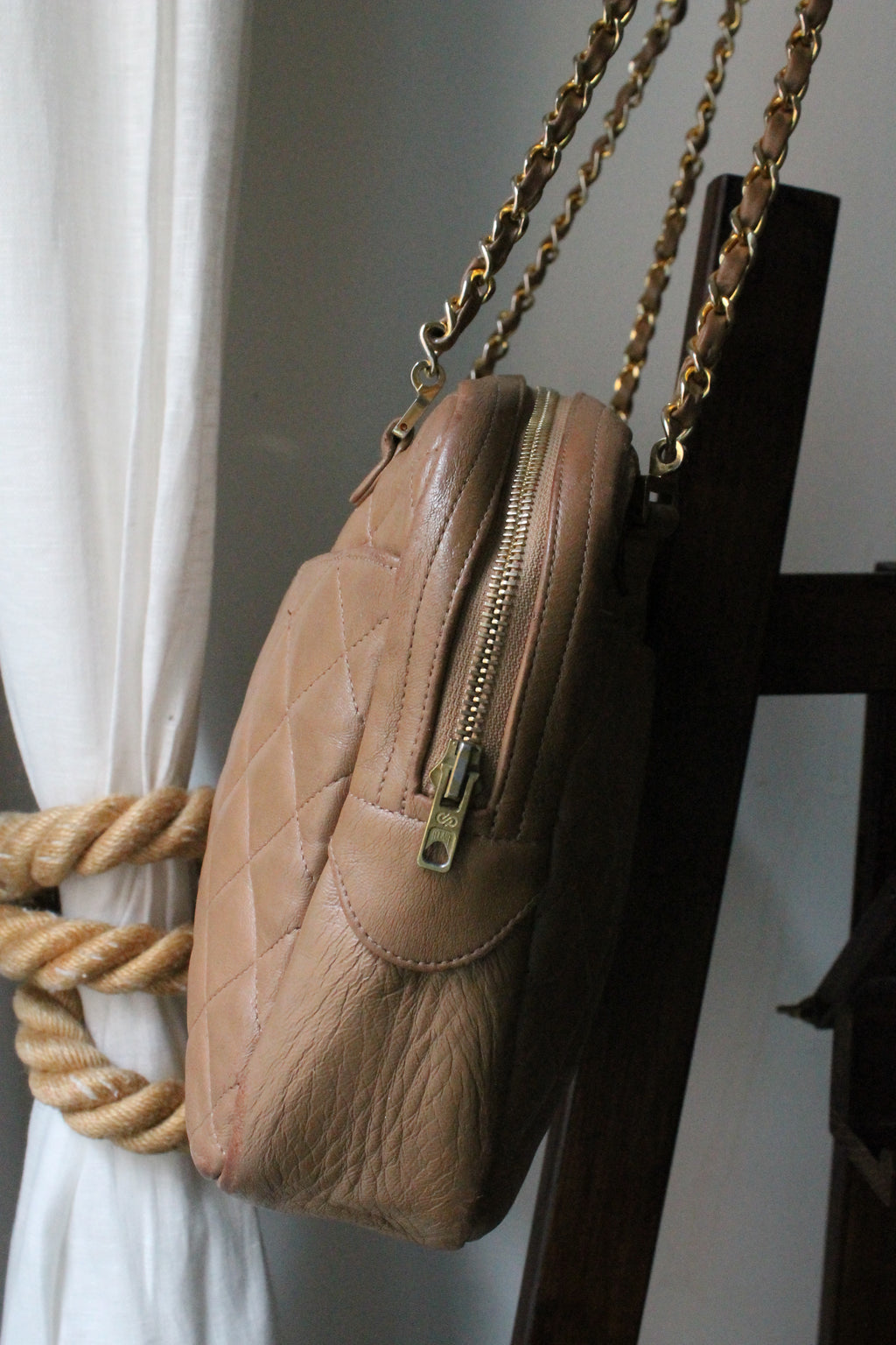 Chanel sac à main modèle Caméra en cuir beige